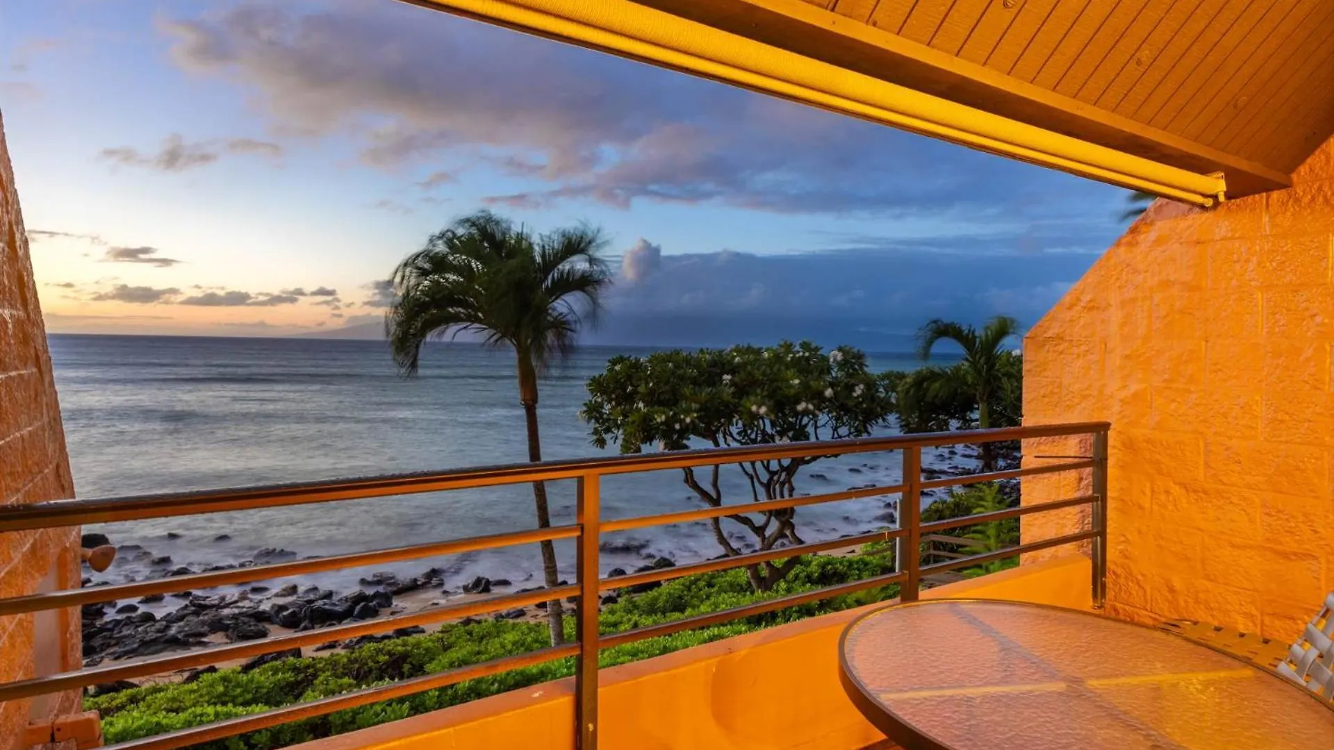 Kuleana Club #412 Oceanfront - 1 Bedroom & 1 Bathroom - Gated 2nd Fl *