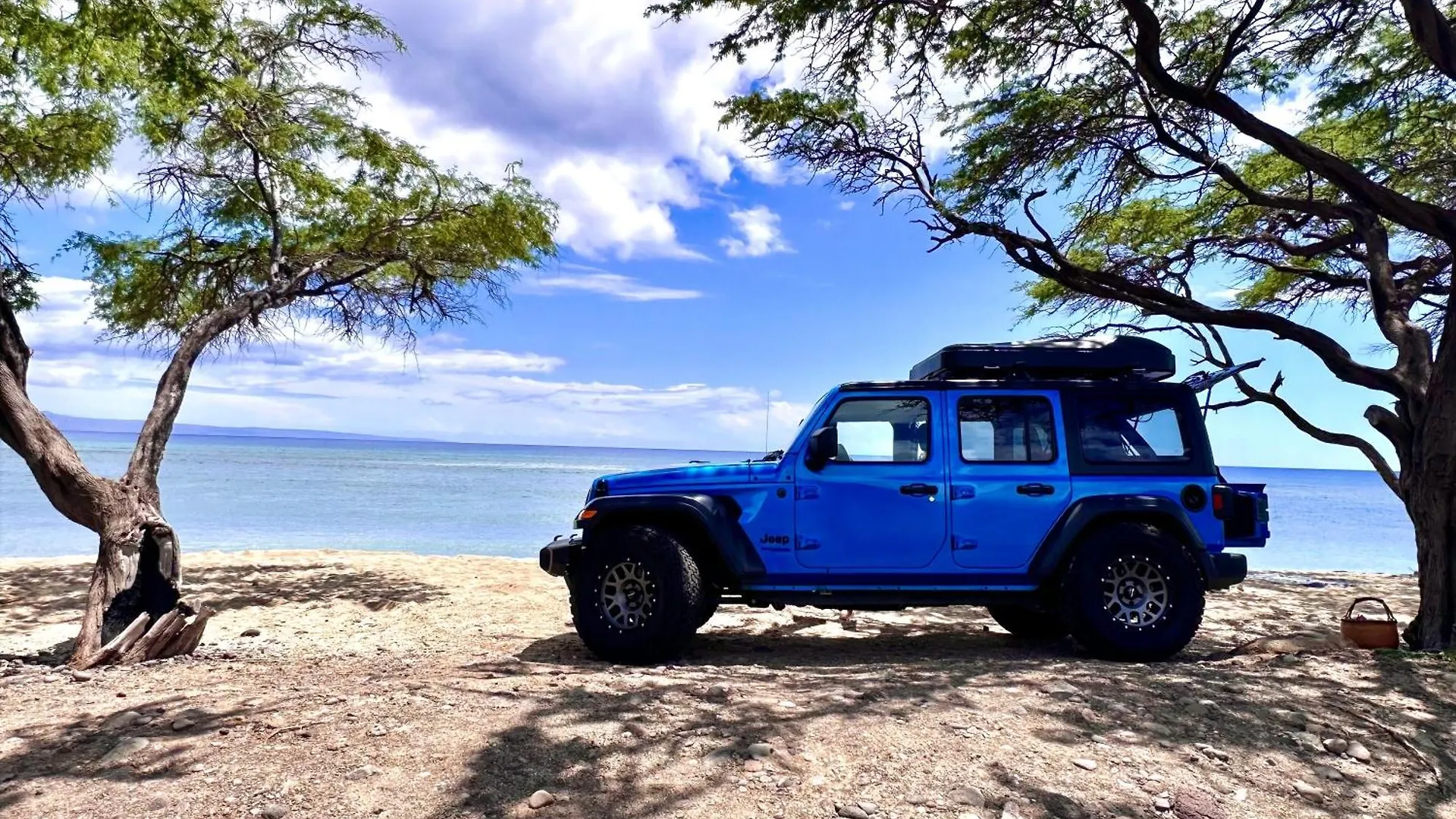 Embark On A Journey Through Maui With Aloha Glamp's Jeep And Rooftop Tent Allows To Discover Diverse Campgrounds, Unveiling The Island's Beauty From Unique Perspectives Each Day Роскошный шатер