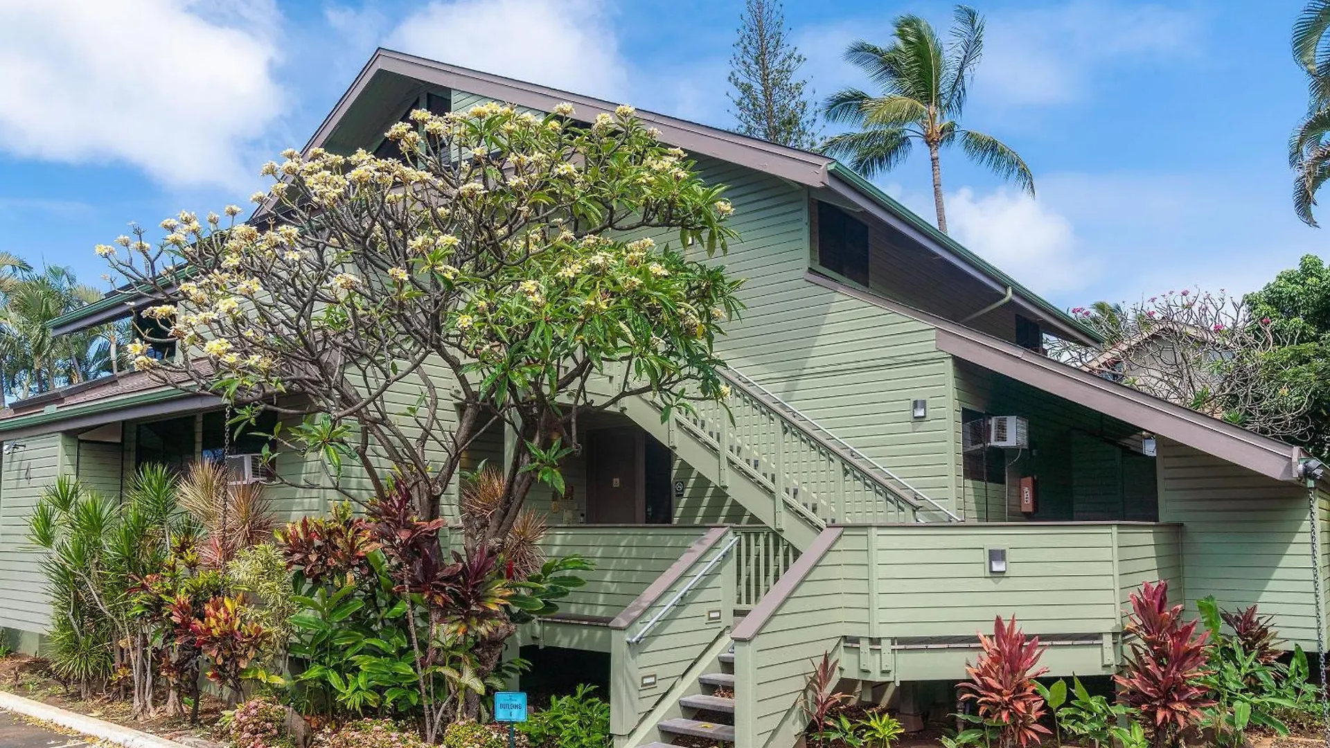 Outrigger 4b1 * Kahana