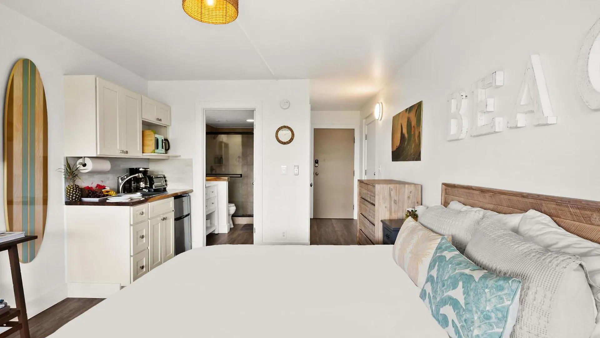 Prime Location! Walk To Beach, Shops & Dining!
