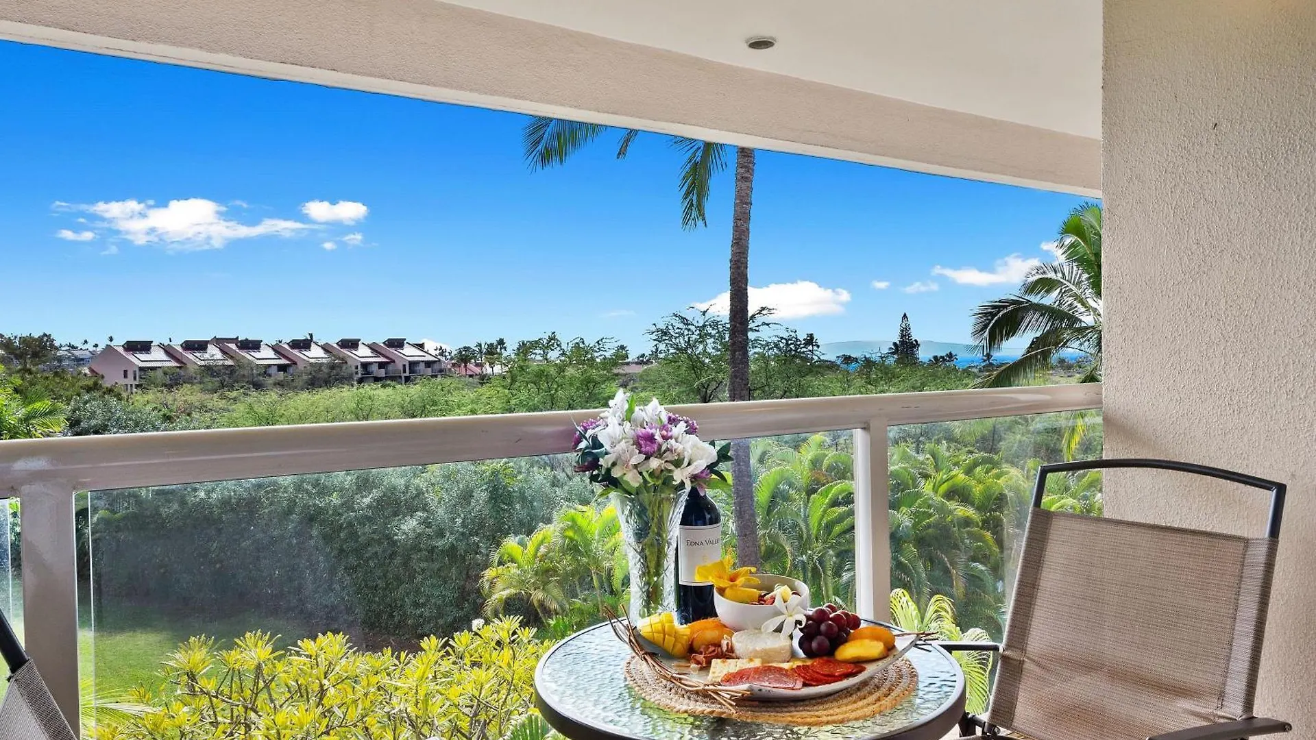 Prime Location! Walk To Beach, Shops & Dining!
