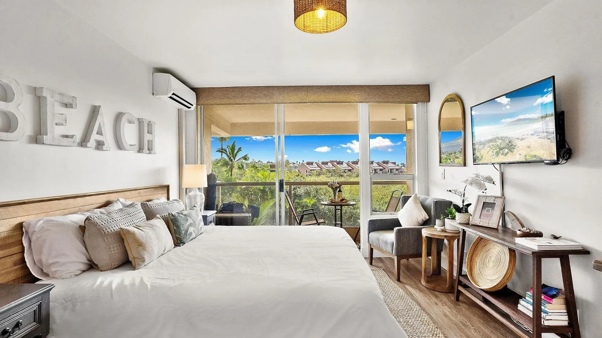 Prime Location! Walk To Beach, Shops & Dining! *