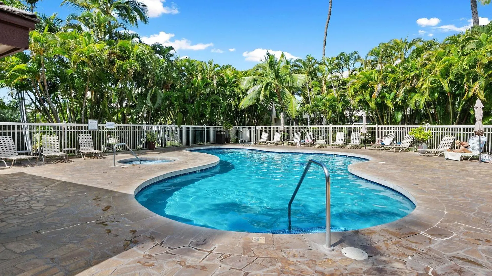 Aparthotel Prime Location! Walk To Beach, Shops & Dining! *