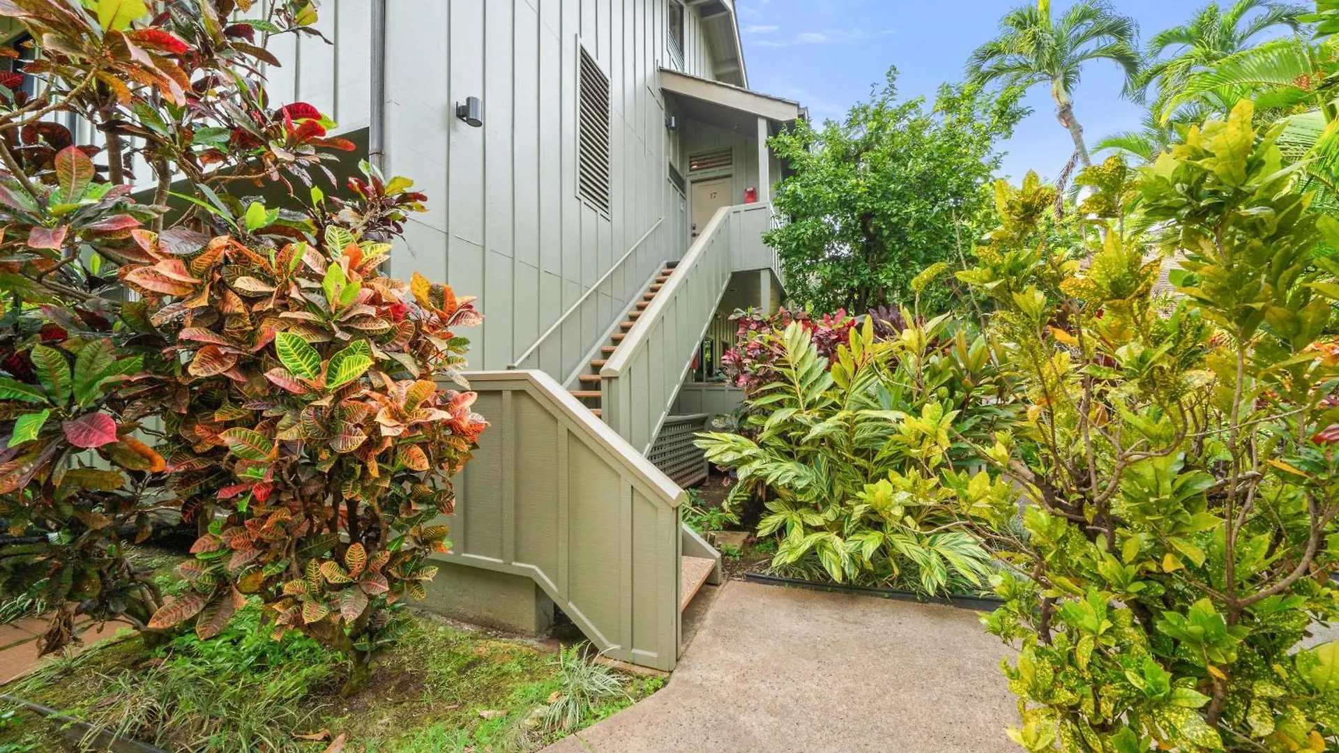 Village 17 * Kahana