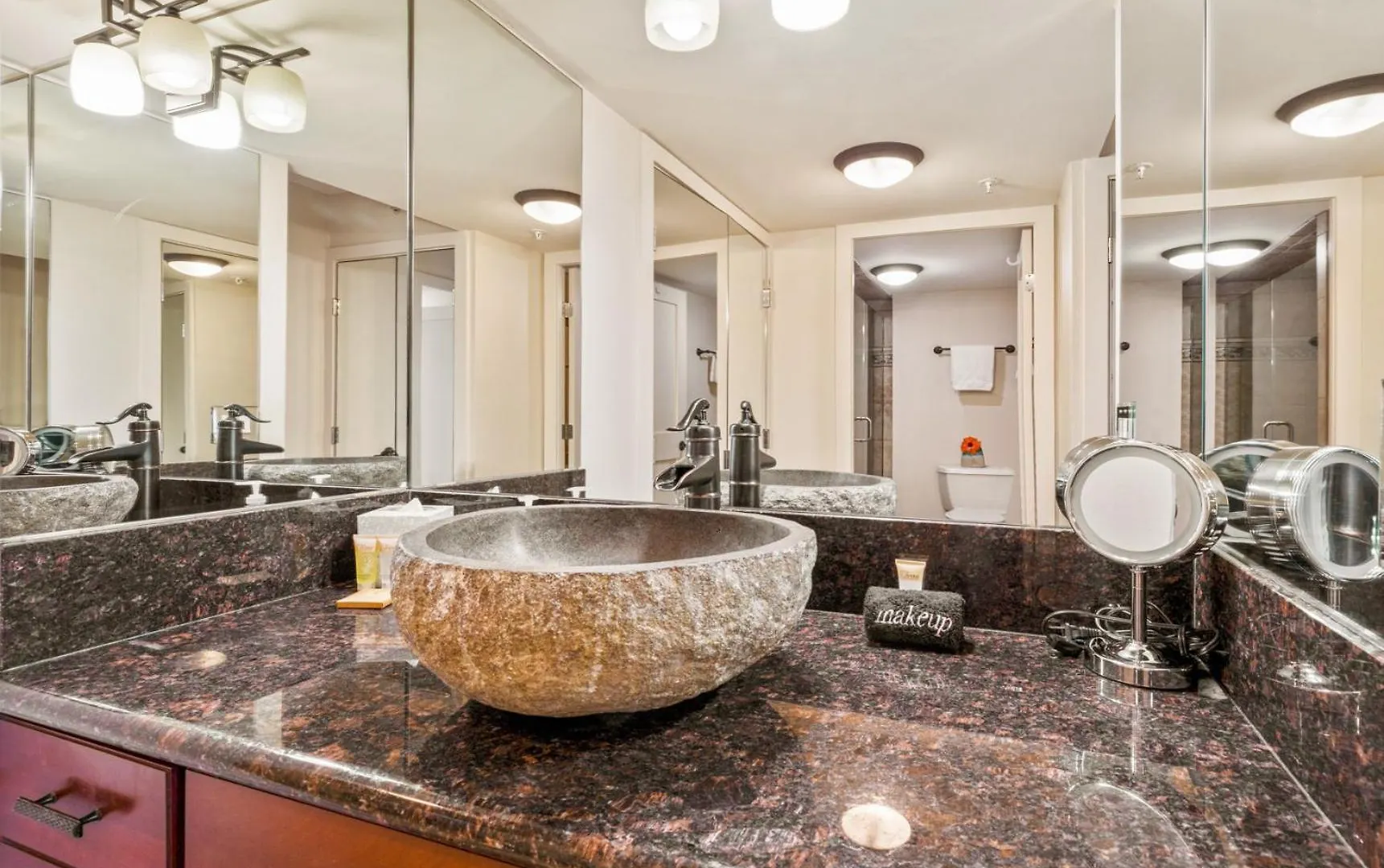 Exquisite One-bedroom, One-bathroom Beachfront Residence! Apartment Kaanapali