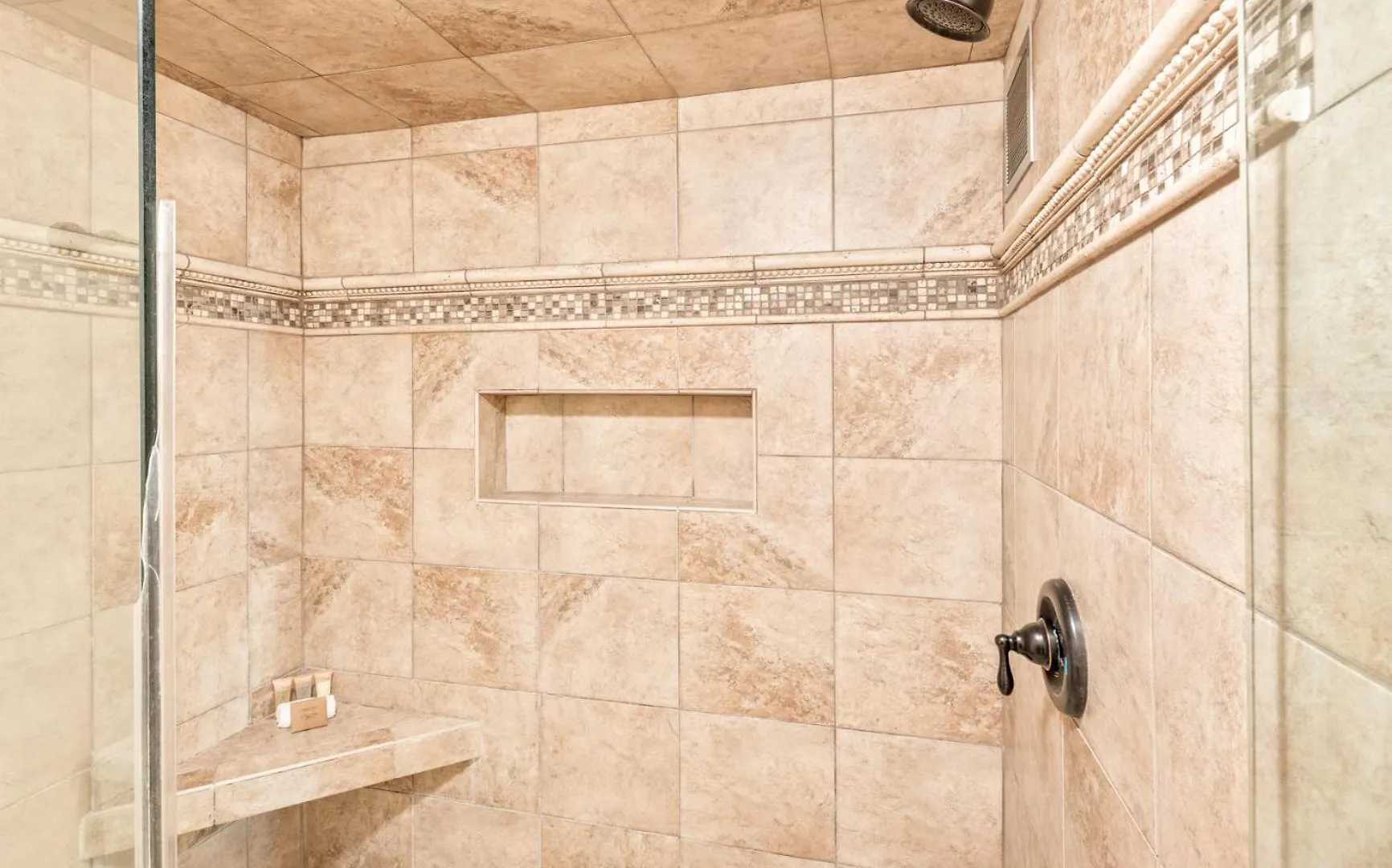 Exquisite One-bedroom, One-bathroom Beachfront Residence! Apartment
