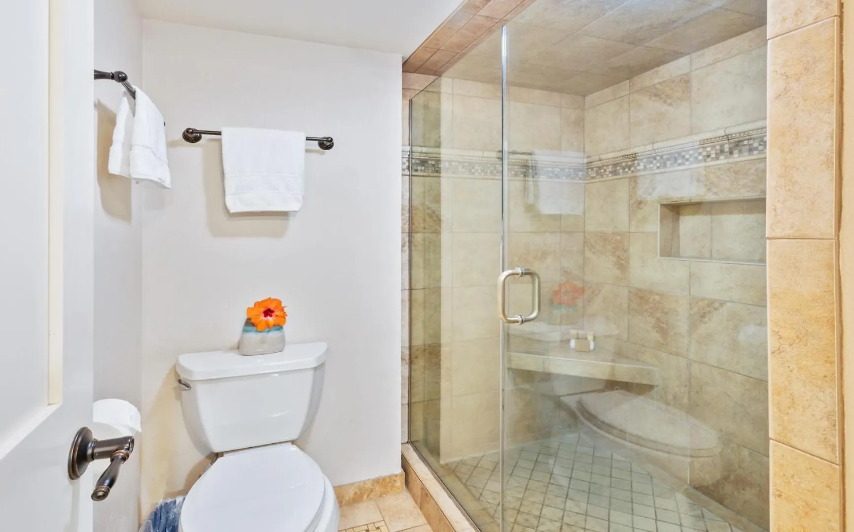 Exquisite One-bedroom, One-bathroom Beachfront Residence! Kaanapali
