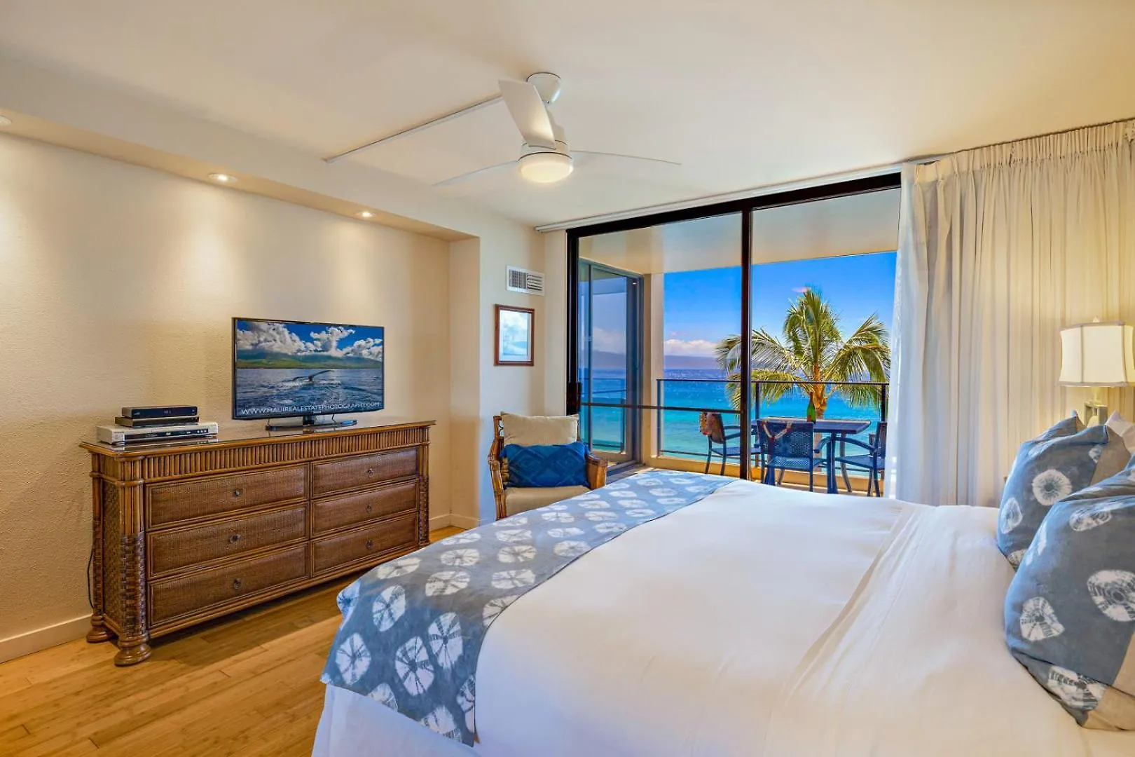 Exquisite One-bedroom, One-bathroom Beachfront Residence! Apartment *