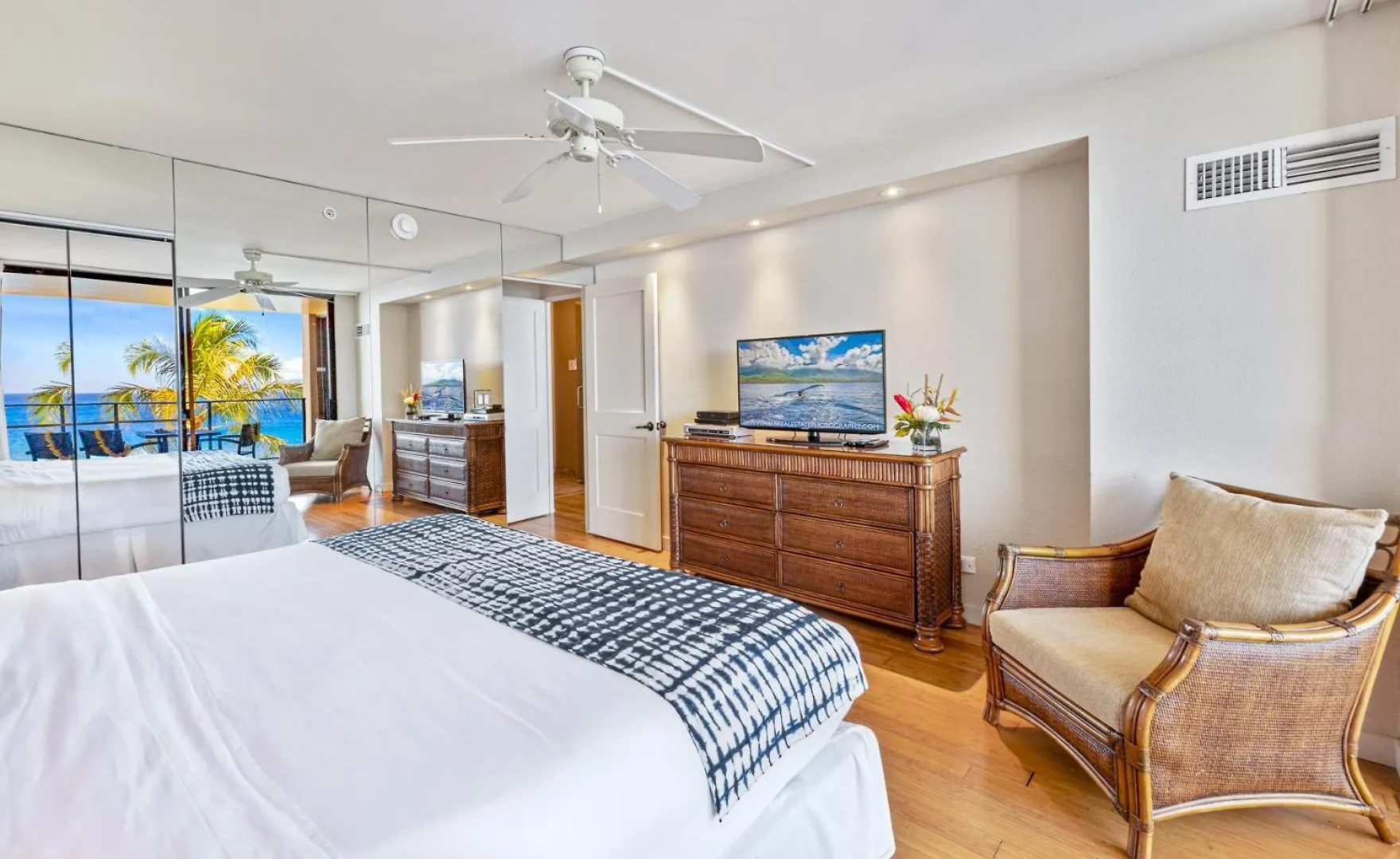 Exquisite One-bedroom, One-bathroom Beachfront Residence! Kaanapali