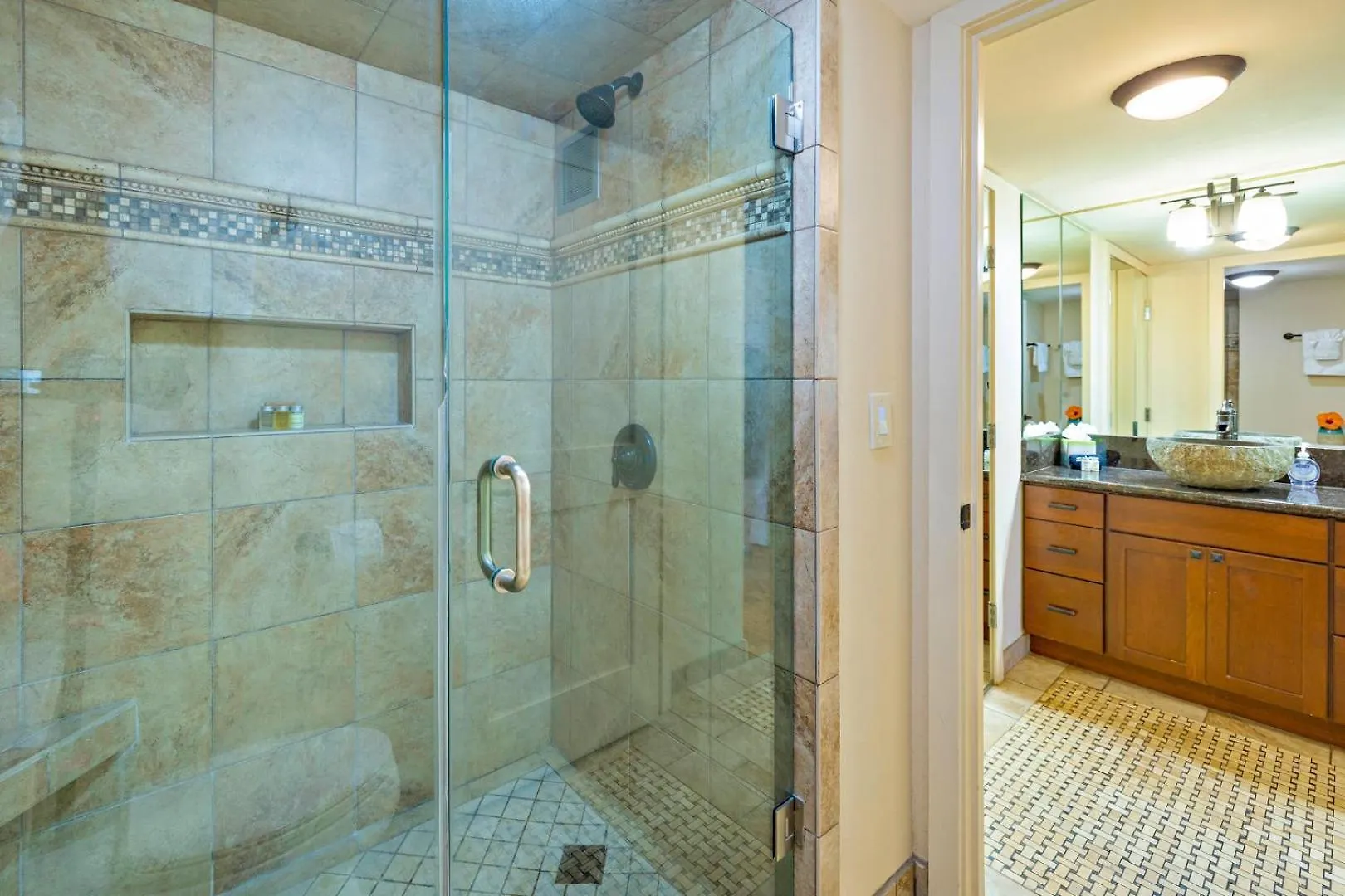 Exquisite One-bedroom, One-bathroom Beachfront Residence! Apartment *