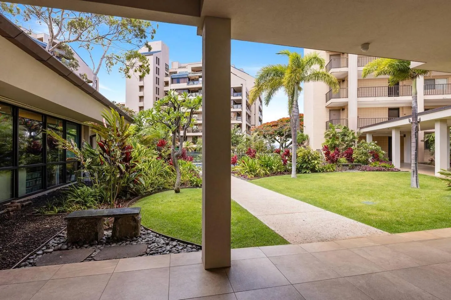 Ocean Views Luxury Amenities Beachfront Retreat Holiday home Kahana