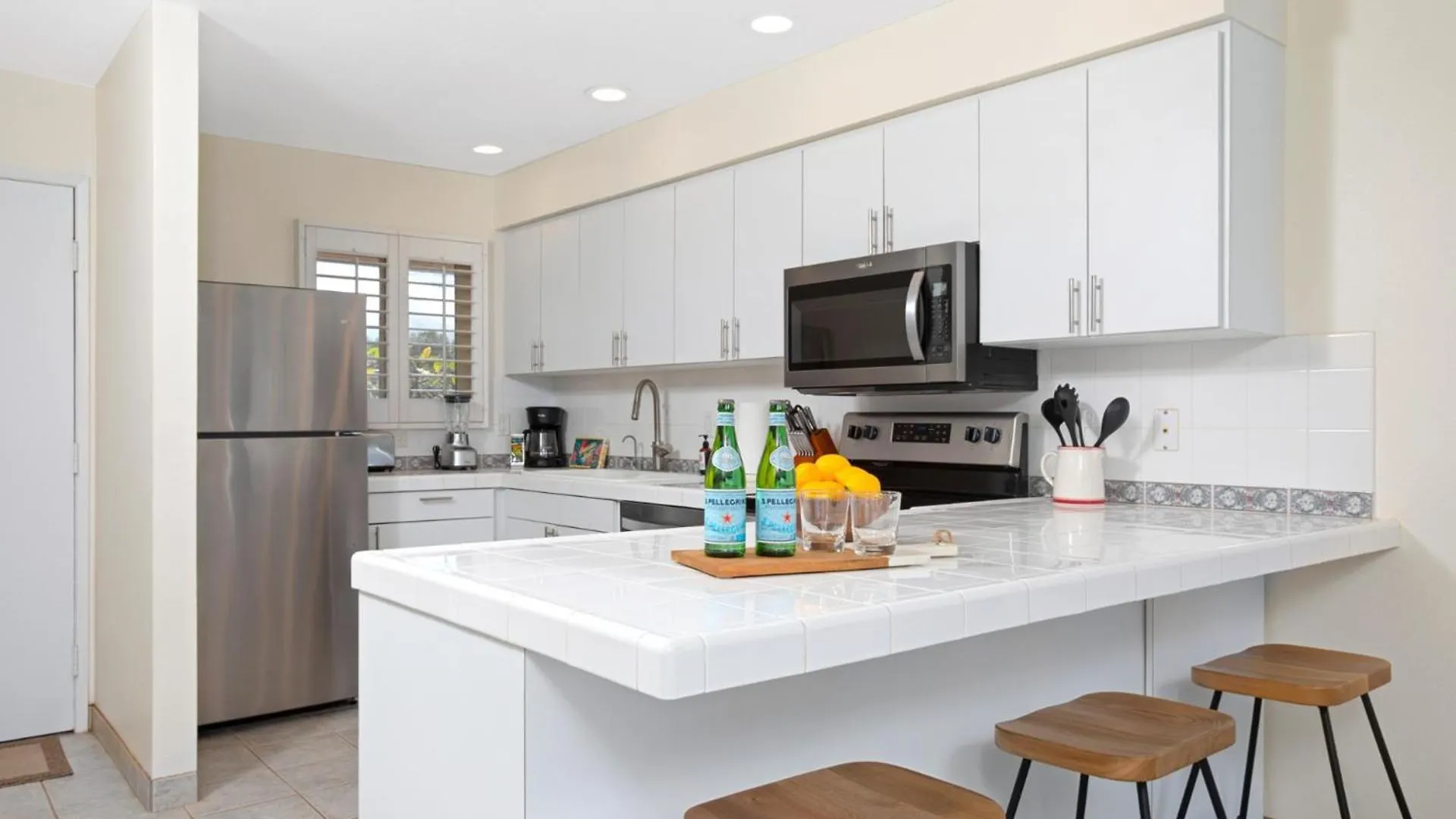 Kbm Free Car Lokelani Lok-b201 Ocean Front 2 Bedrooms Recently Remodeled Apartment
