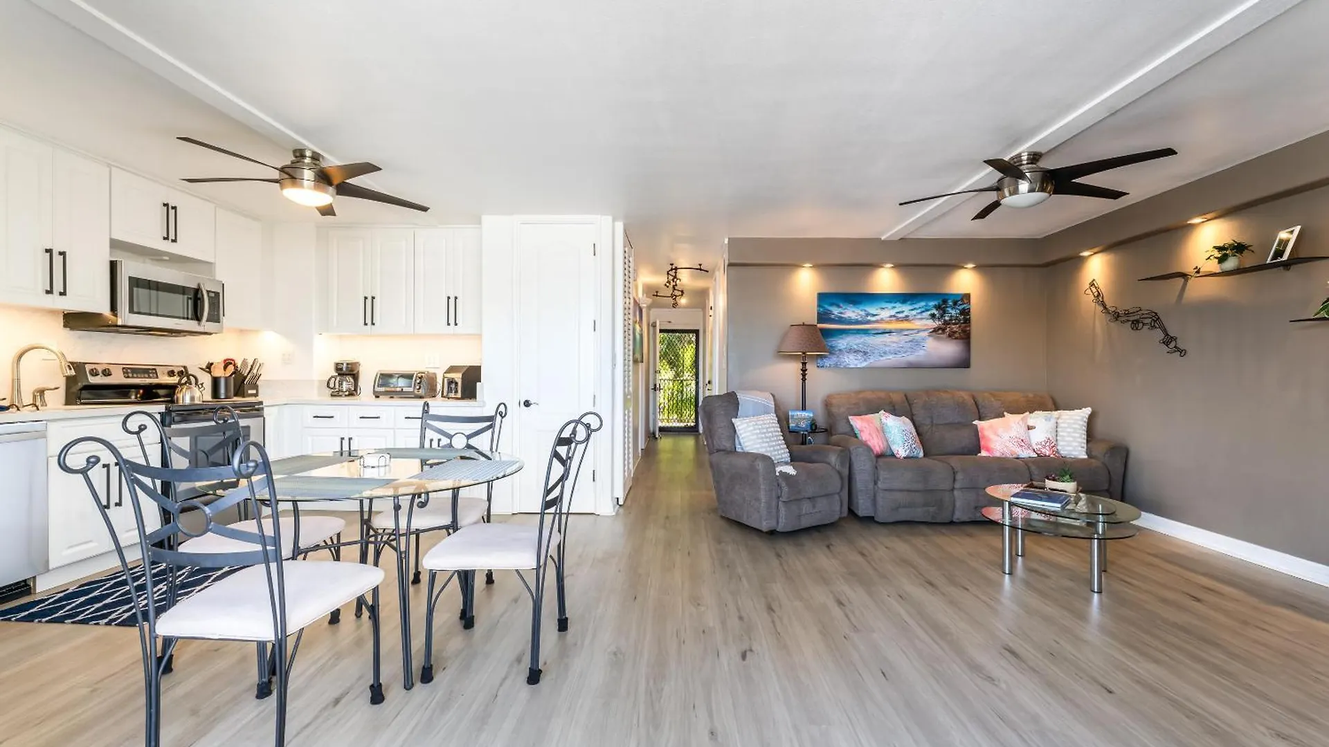 Beautiful Oceanview, Great Location Across The Apartment *