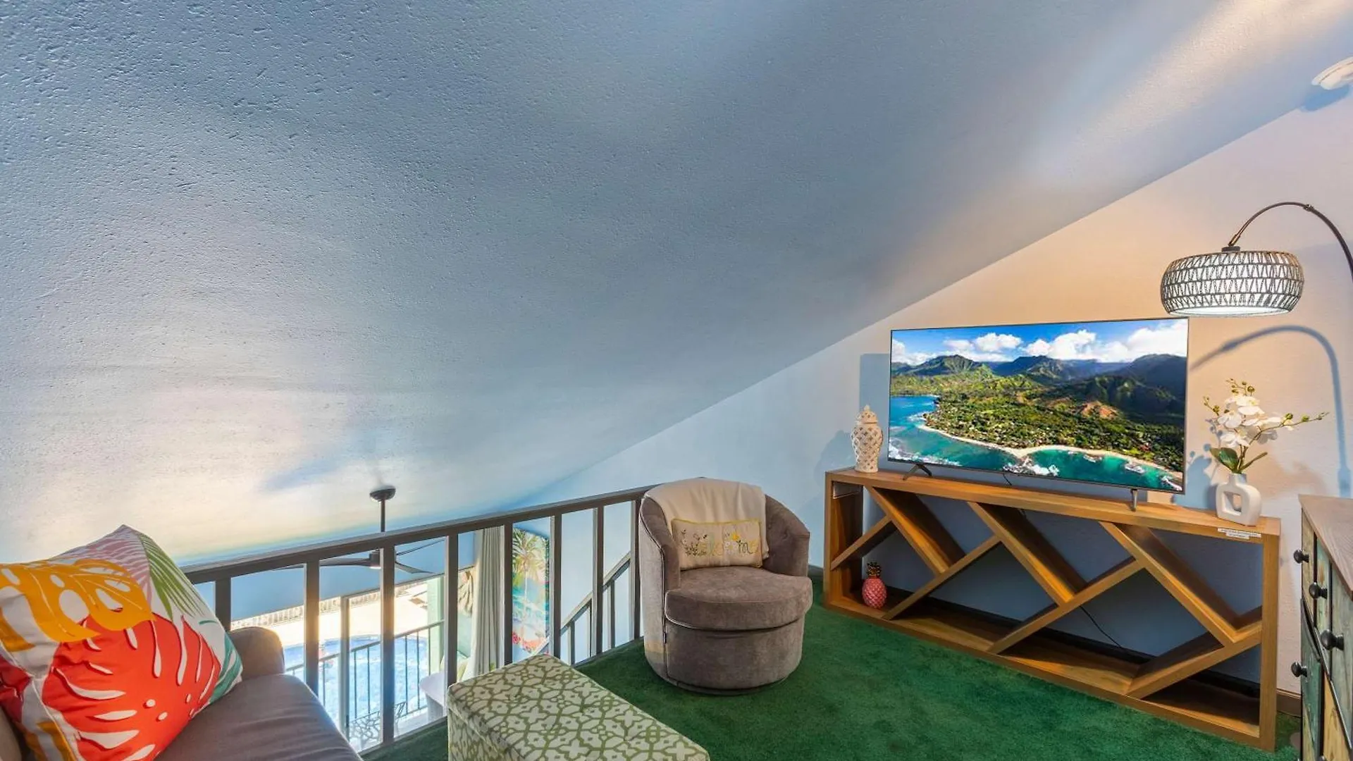 Dom wakacyjny Bright Across From Pool Ac Sleeps 4 *