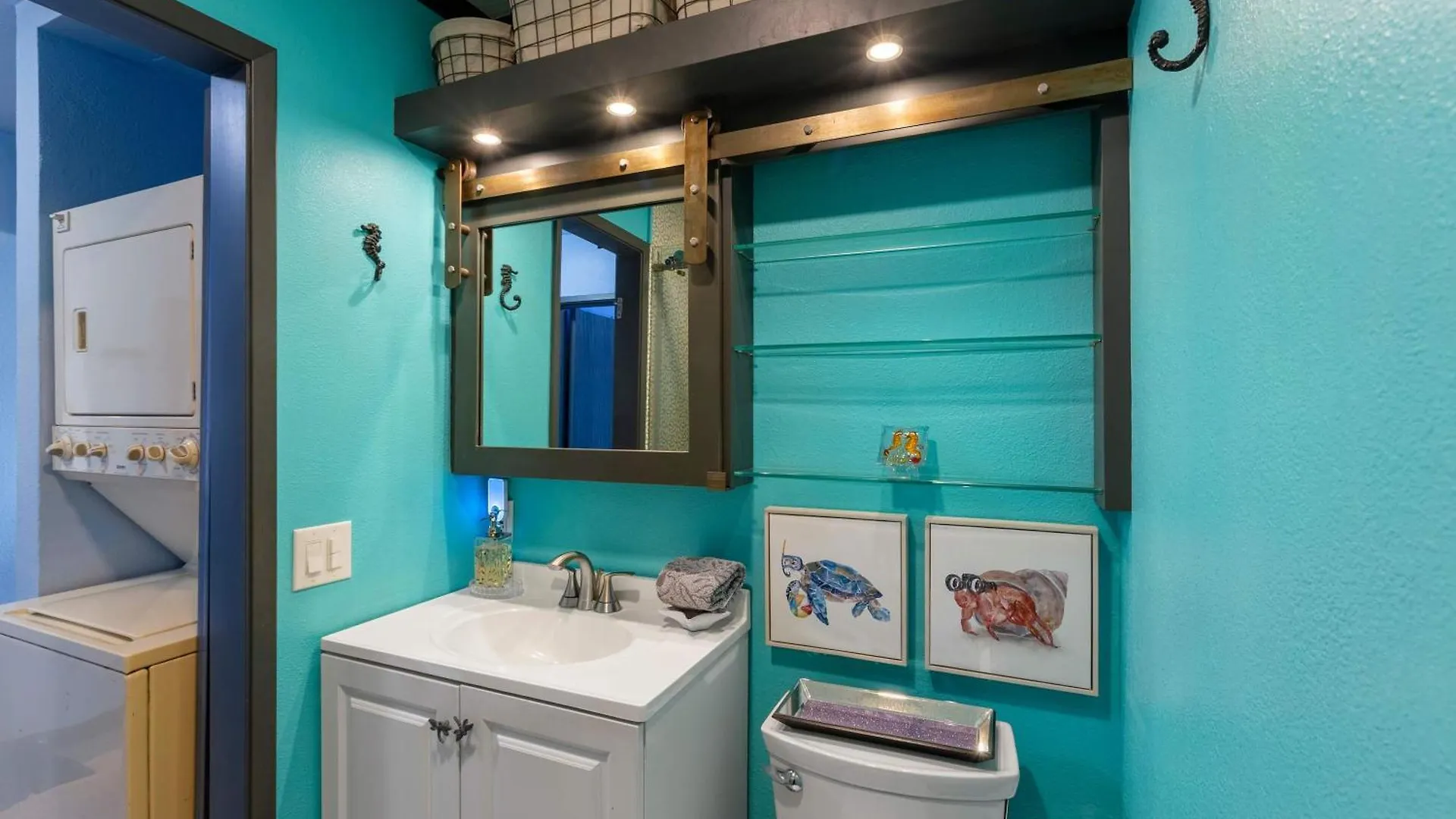 Dom wakacyjny Bright Across From Pool Ac Sleeps 4