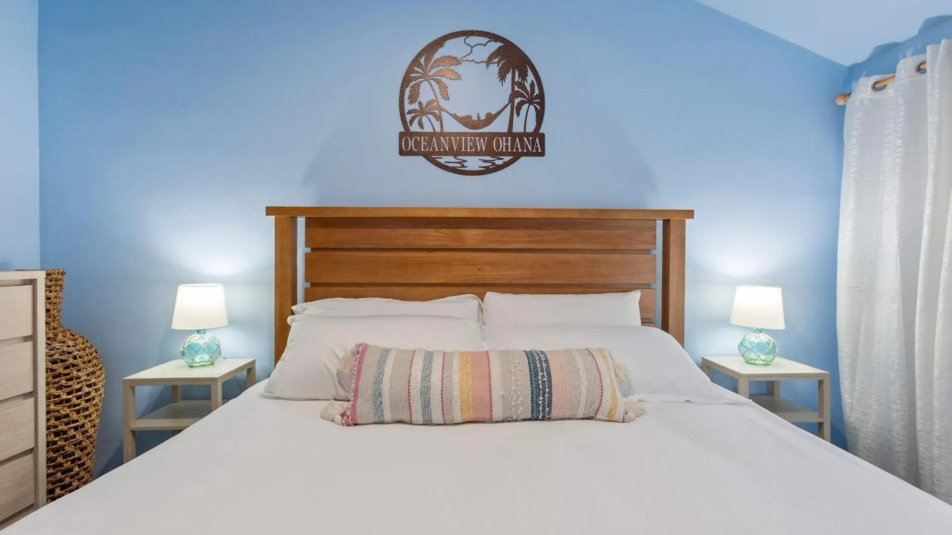 Dom wakacyjny Bright Across From Pool Ac Sleeps 4