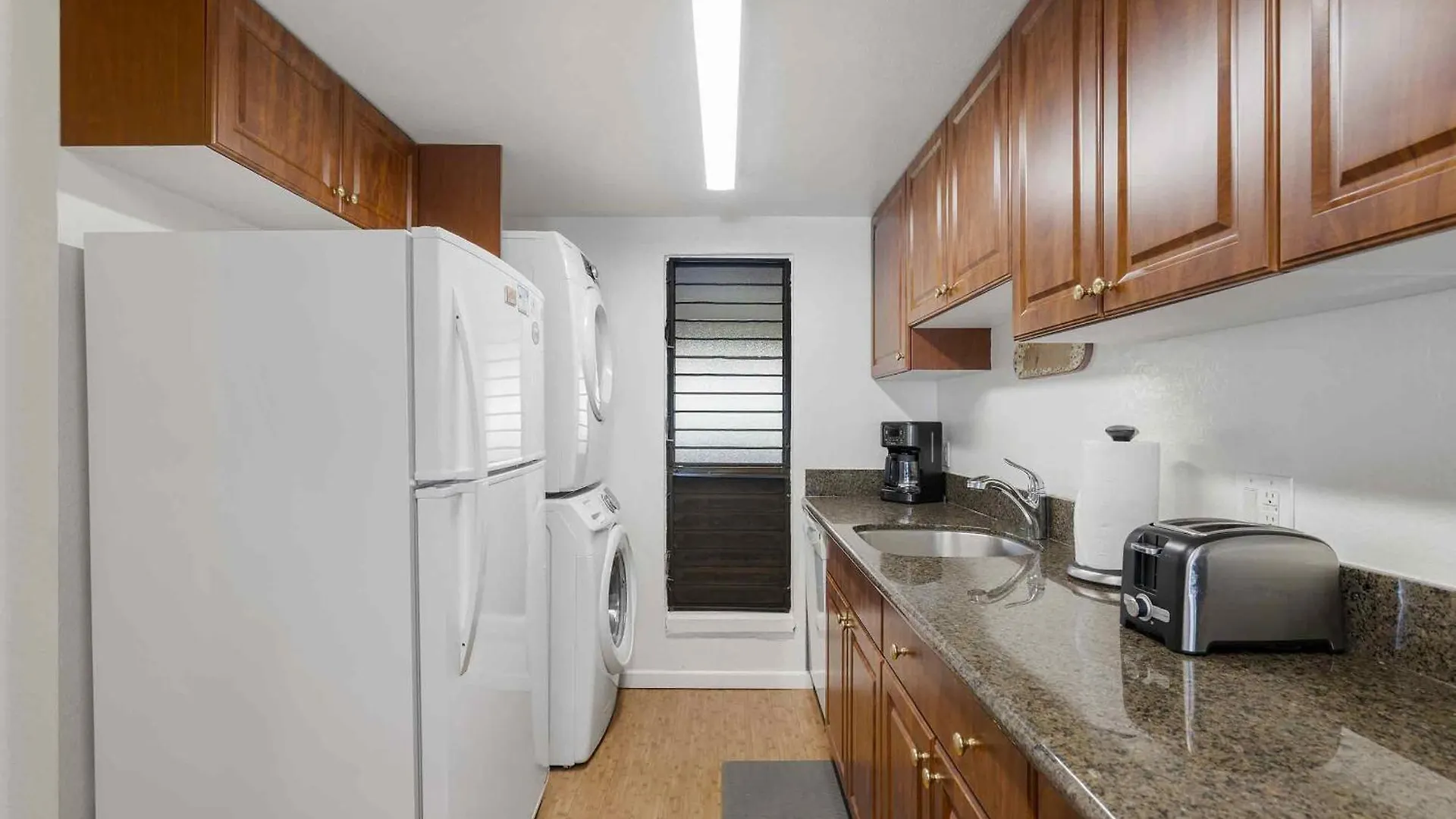 Lauloa 410 - Floor, Direct Ocean Front, Stunning Renovation, Wi-fi, Split Ac *
