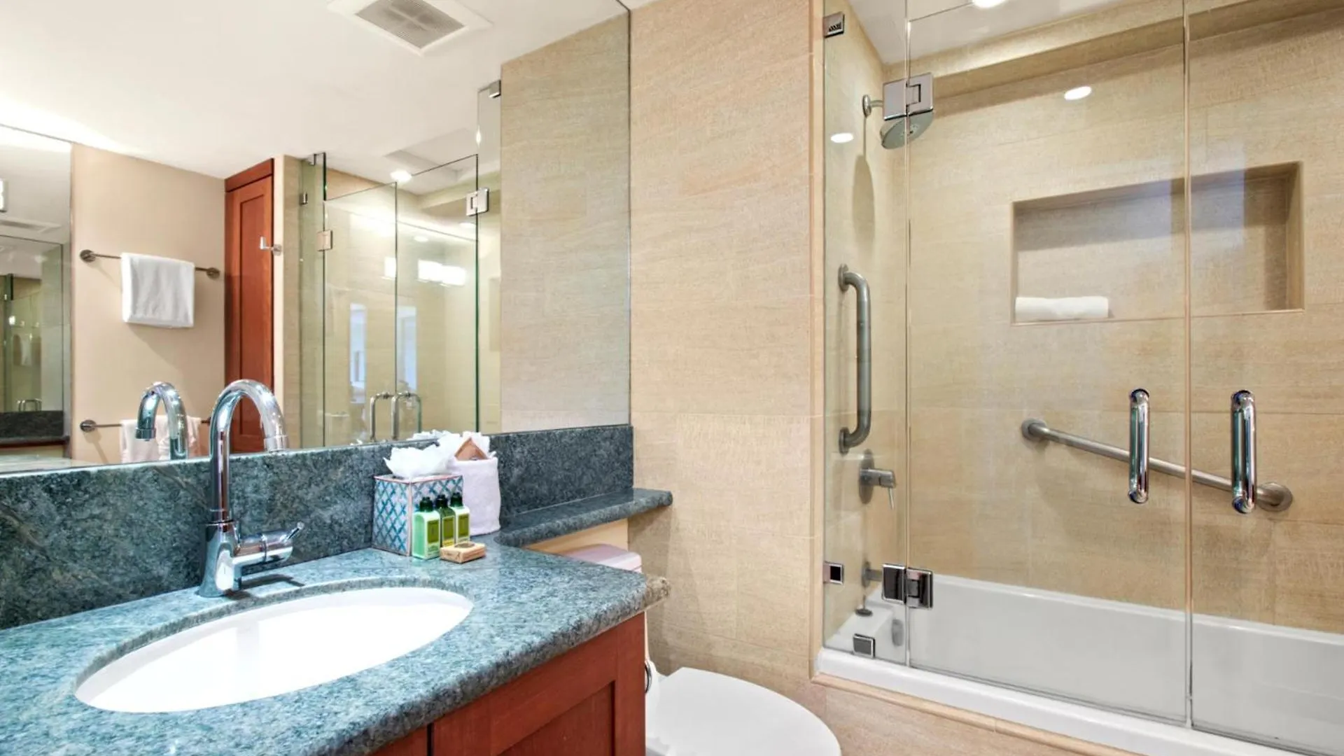 Kbm Free Car The Whaler Wh1-723 Beachfront With Spectacular Views Apartment Kaanapali