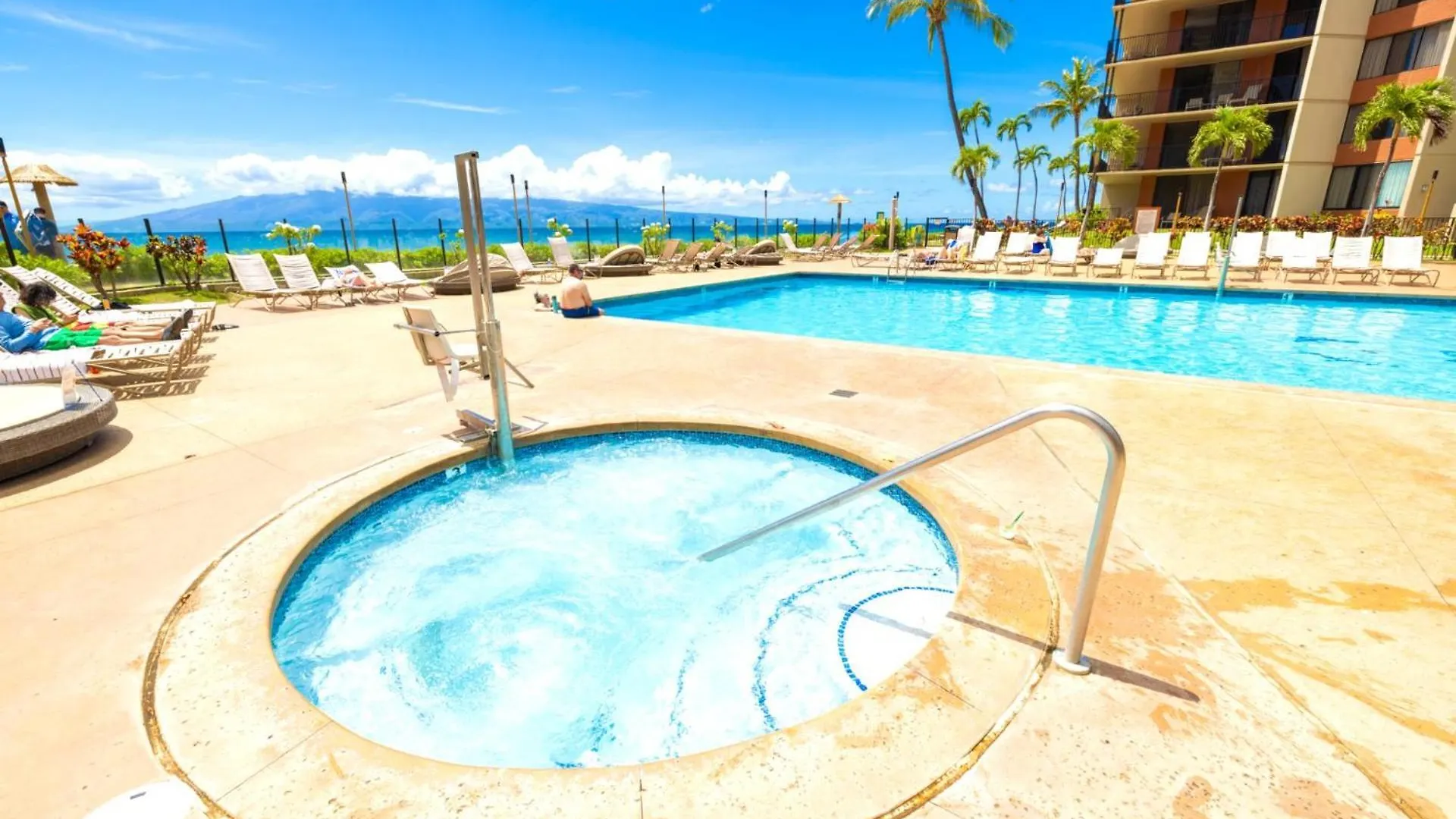 Kbm Spacious 4-bedroom Shores Collection Multi Unit Listing Same Floor Ocean Views 2 Free Cars Ks-25860 Apartmán Kaanapali