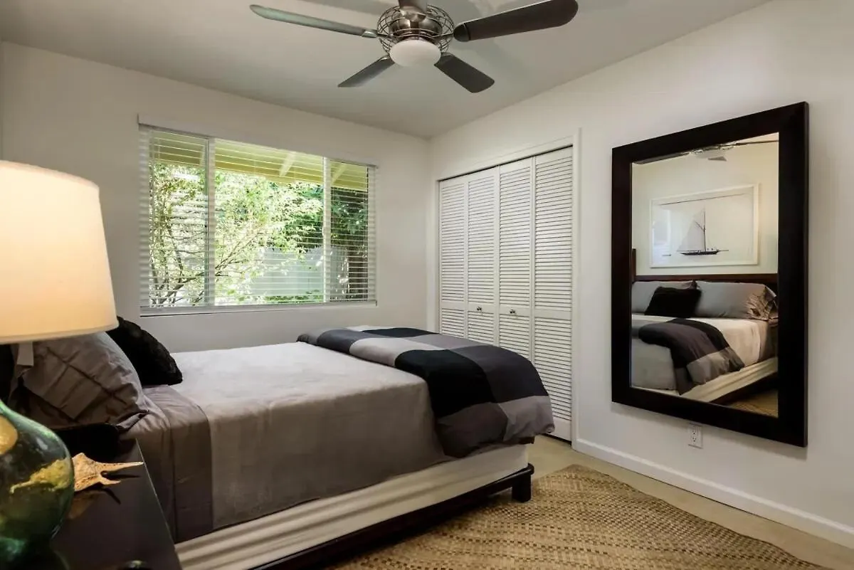 Maui Meadows With A Yard Garage