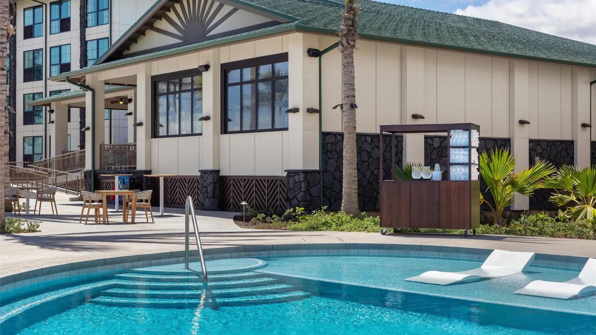 Hampton & Maui North Shore Hotel 3*