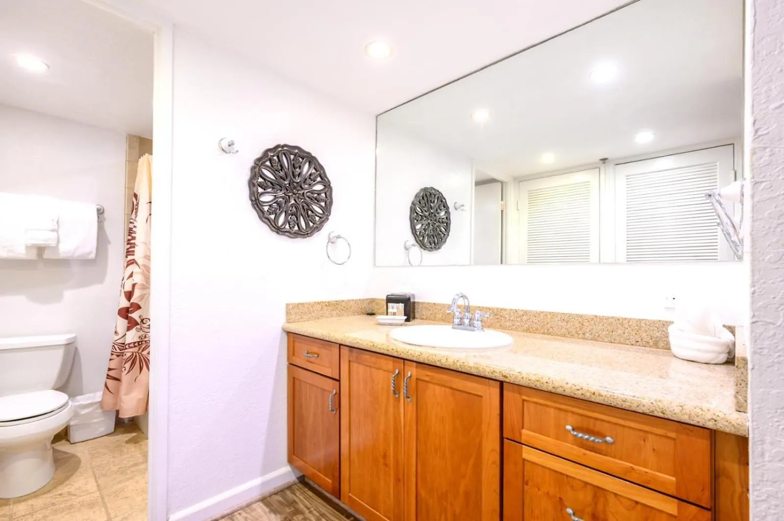 Kbm Spacious 4-bedroom Shores Collection Multi Unit Listing Same Floor Ocean Views 2 Free Cars Ks-25860 Kaanapali