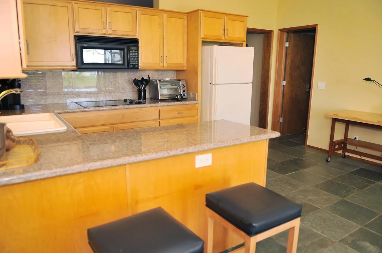 Daire Aloha Aku Bamboo - Discover Beachfront Serenity