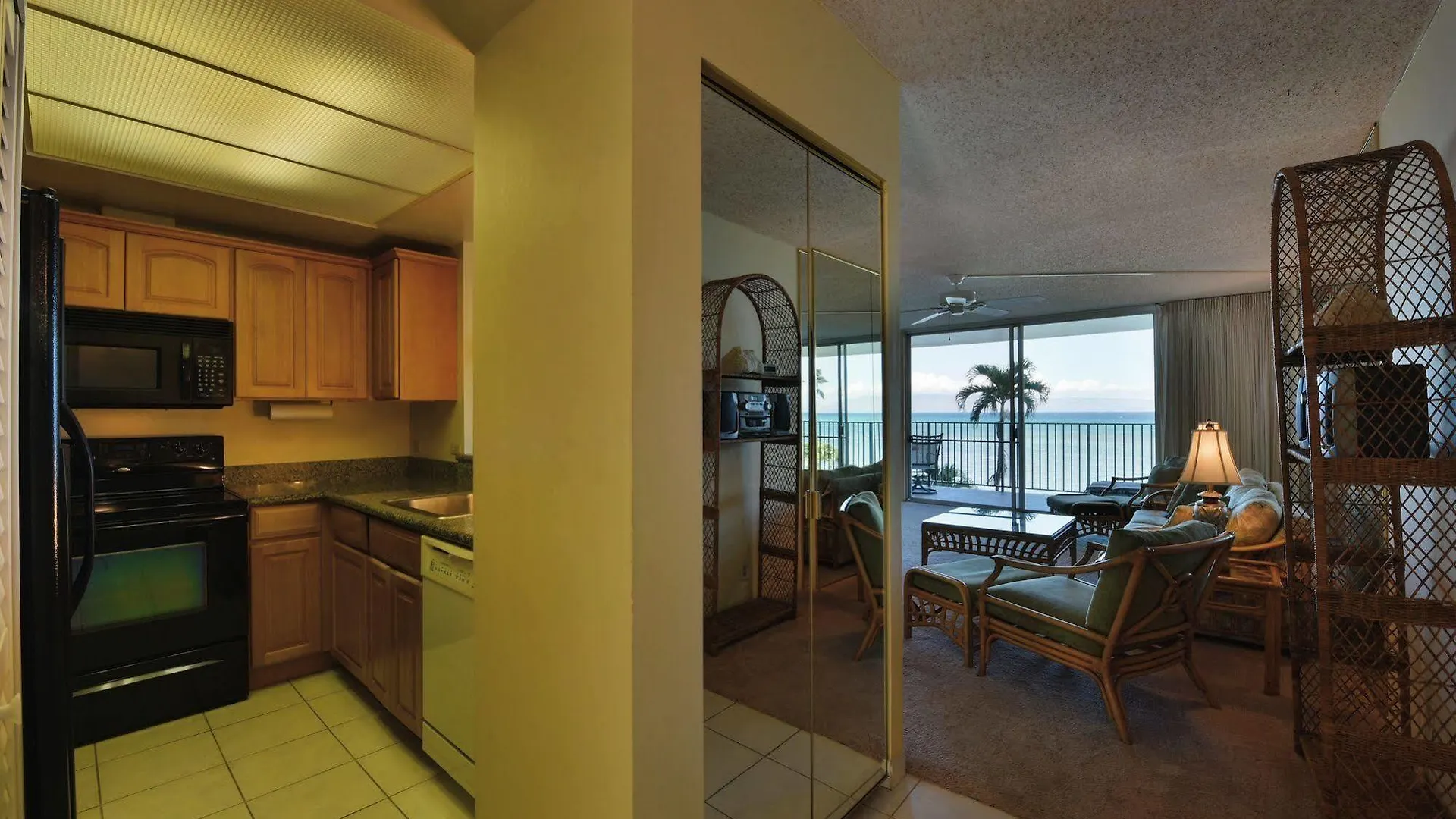 Hololani Oceanfront 公寓