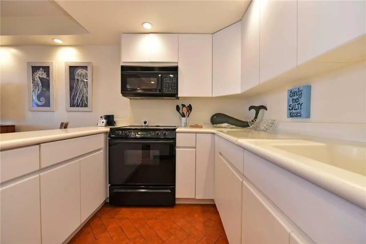 1 Bedroom Ocean Front In Town - Sleeps 4 - Roads #204 *