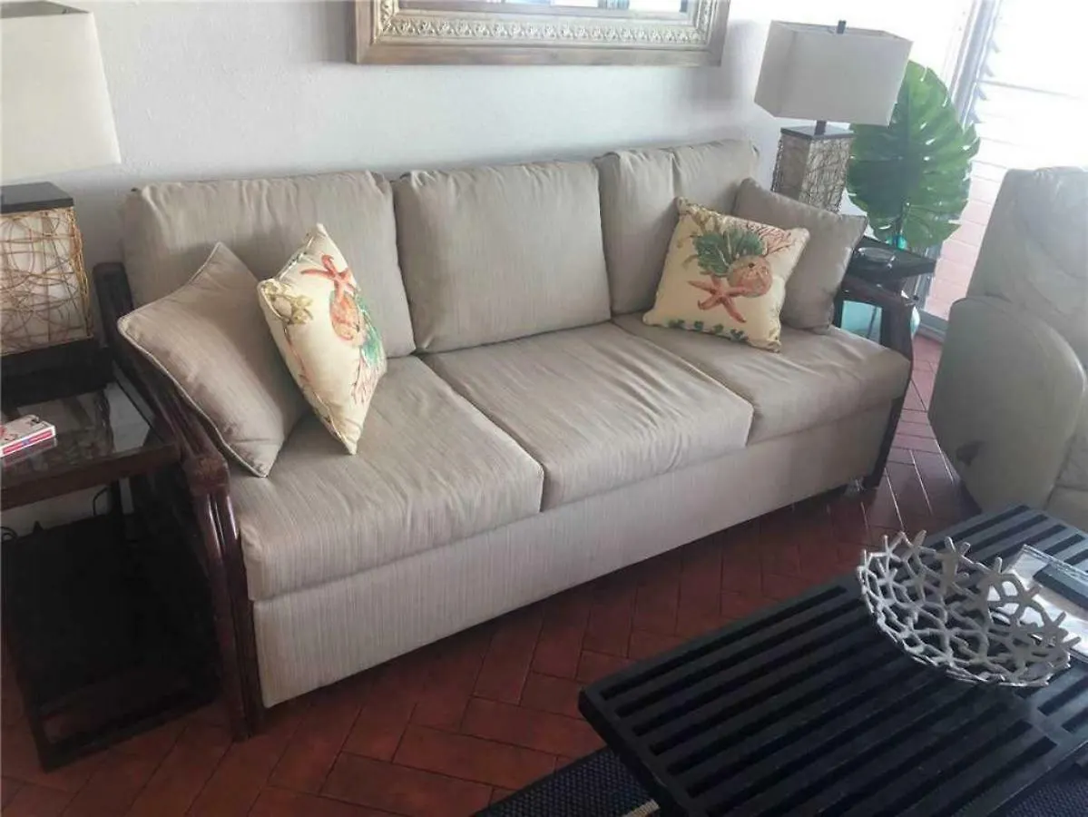 1 Bedroom Ocean Front In Town - Sleeps 4 - Roads #204 Holiday home *