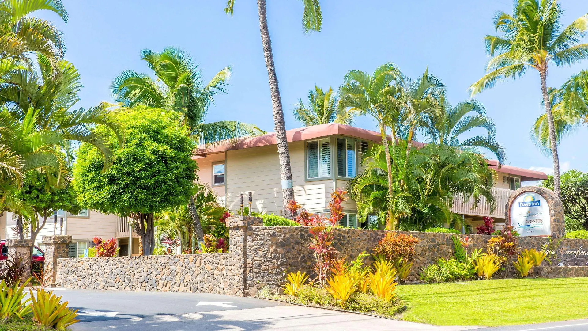 Days By Wyndham Maui Oceanfront Otel