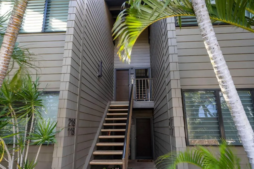 Coral Cove-poolside And Panoramic Ocean View Holiday home Kahana