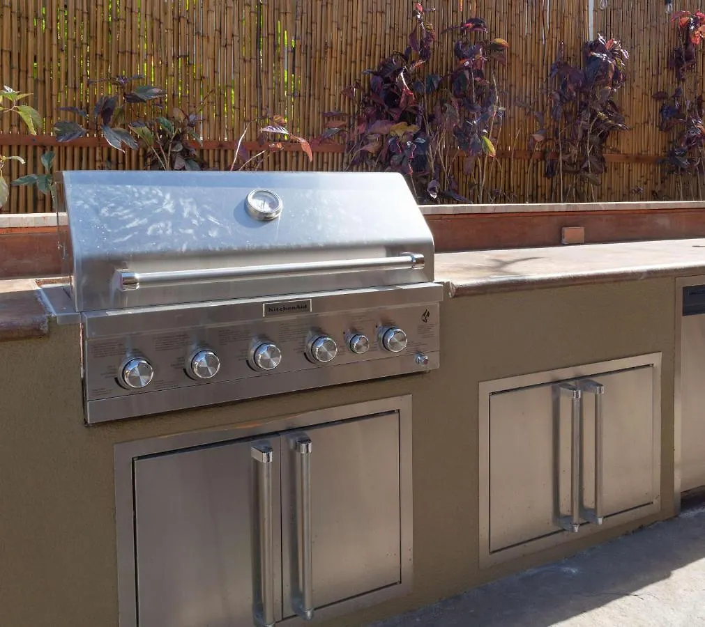 Studio Condo In Boutique Property With Mini Kitchen, Pool And Bbq Apartment