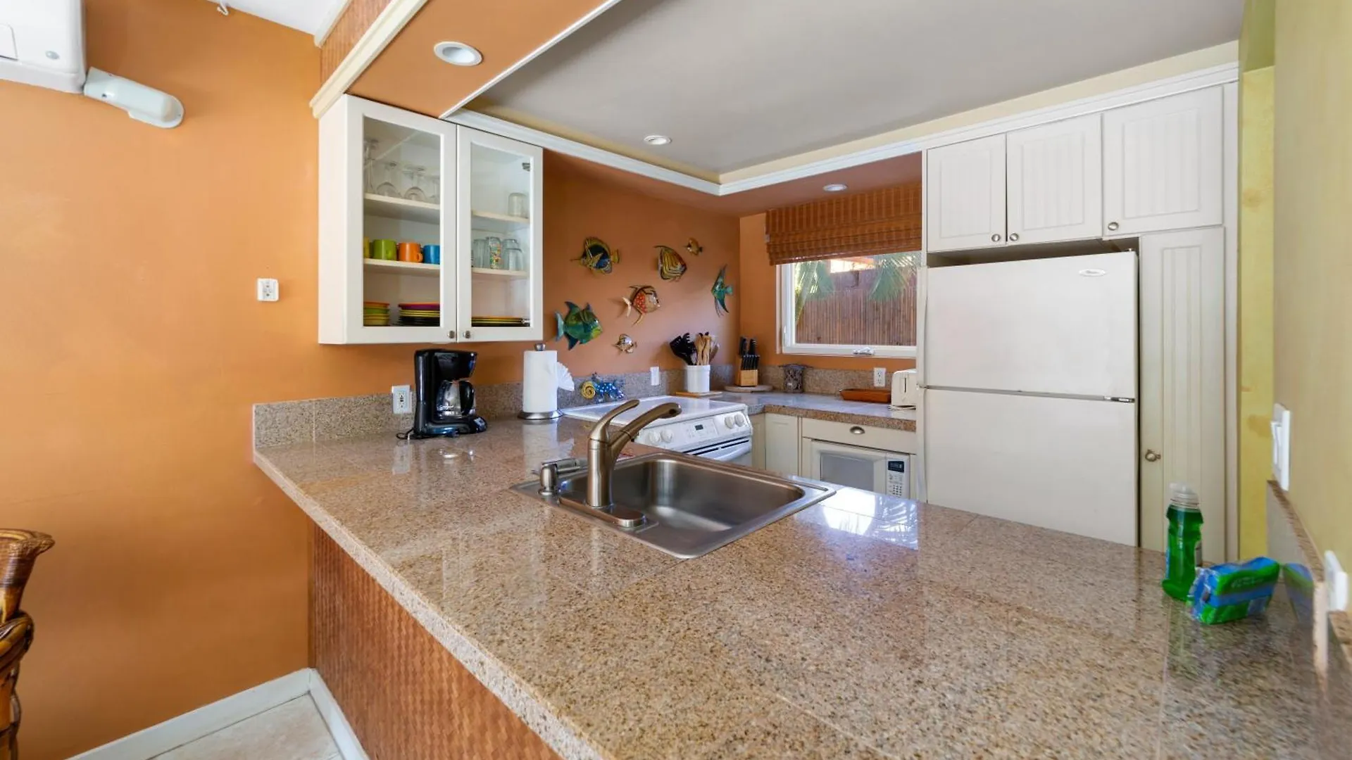 Gardenia Suite, 1 Bedroom, Sleeps 4, Pool & Bbq, Pre-Renovation Summer Sale