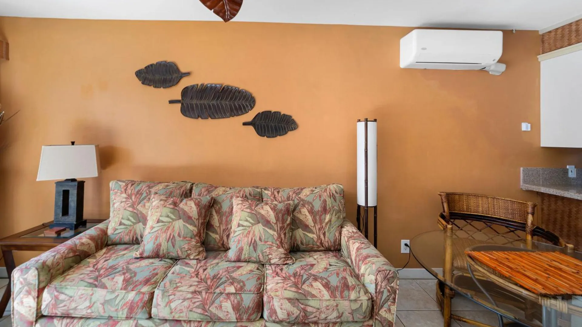 Apartment Gardenia Suite, 1 Bedroom, Sleeps 4, Pool & Bbq, Pre-Renovation Summer Sale *