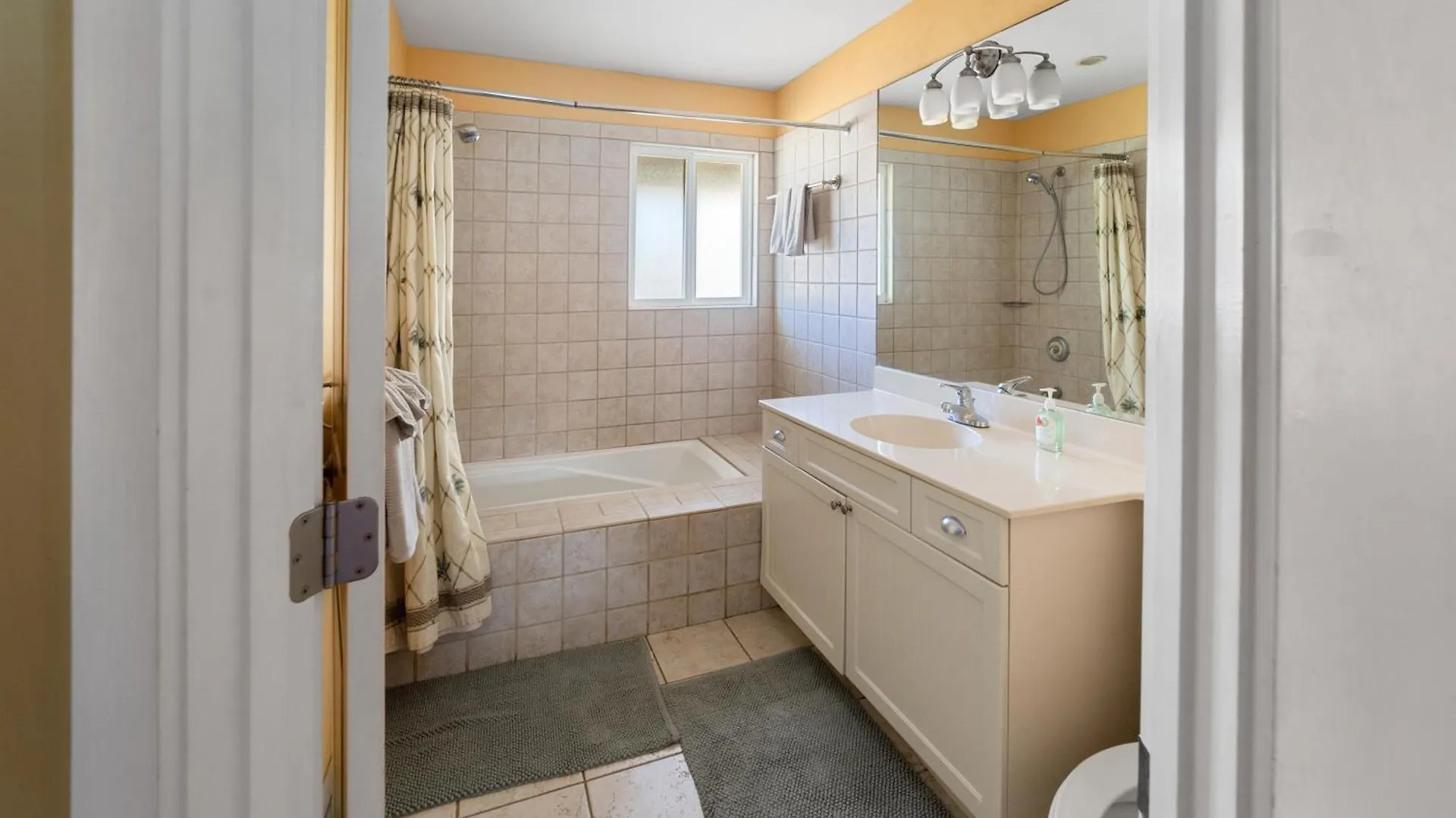 Gardenia Suite, 1 Bedroom, Sleeps 4, Pool & Bbq, Pre-Renovation Summer Sale * Kihei