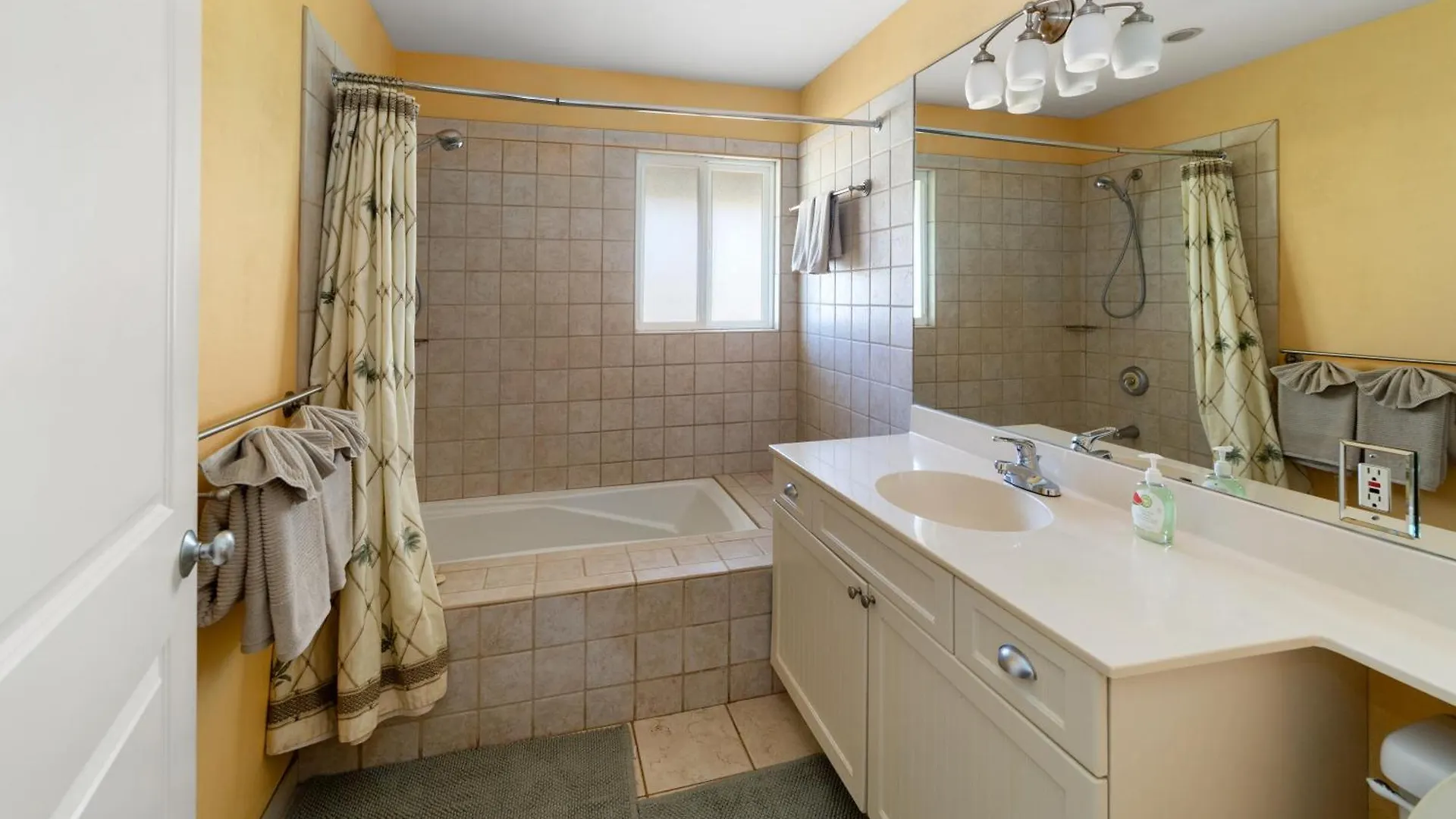 Gardenia Suite, 1 Bedroom, Sleeps 4, Pool & Bbq, Pre-Renovation Summer Sale * Kihei