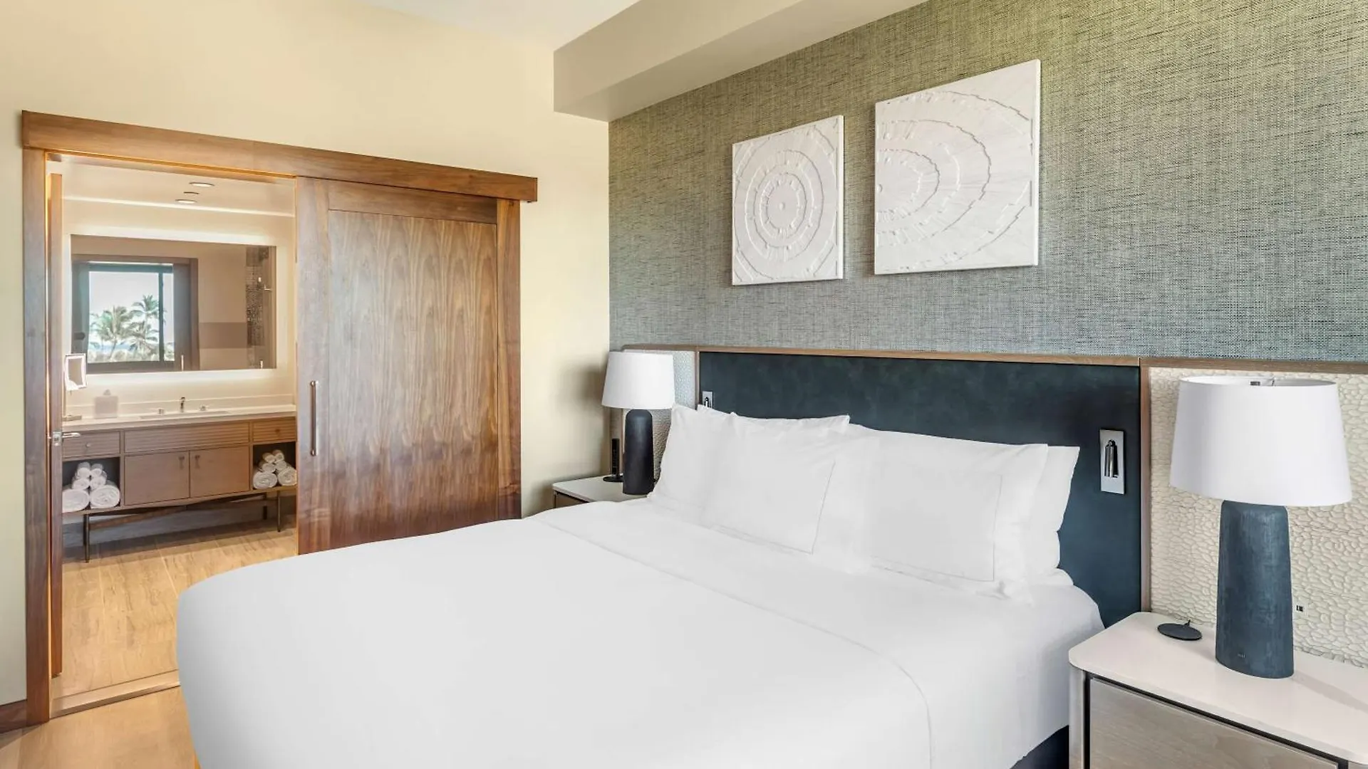 Hilton Grand Vacations Club Maui Bay Hotel 3*