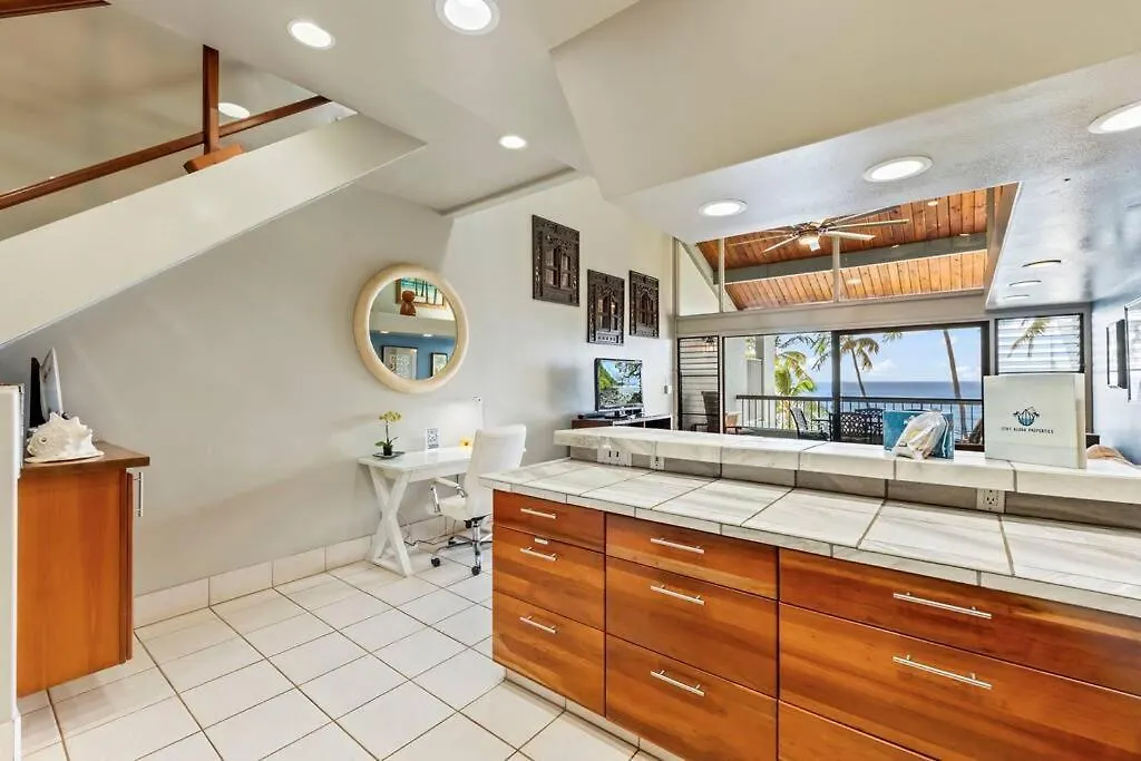 Hale Mahina B402- Updated & Spacious Floor Beachfront Lejlighed *