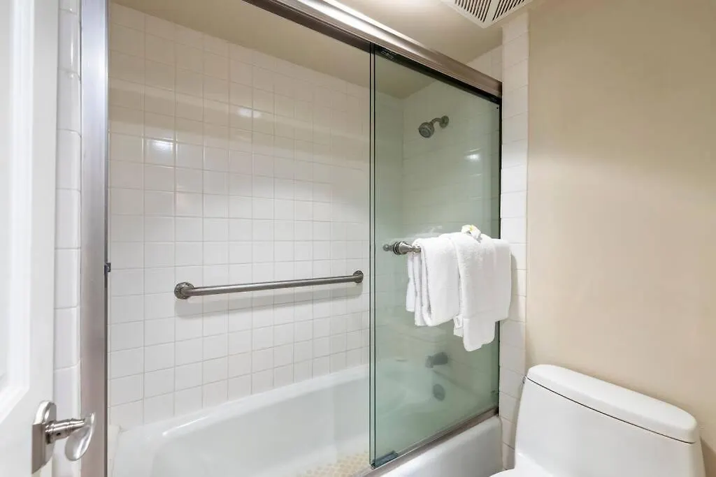 Hale Mahina B403- Beautiful 2 Bedroom Oceanfront Condo, Private Beach, Farmers Market, And Apartamento *