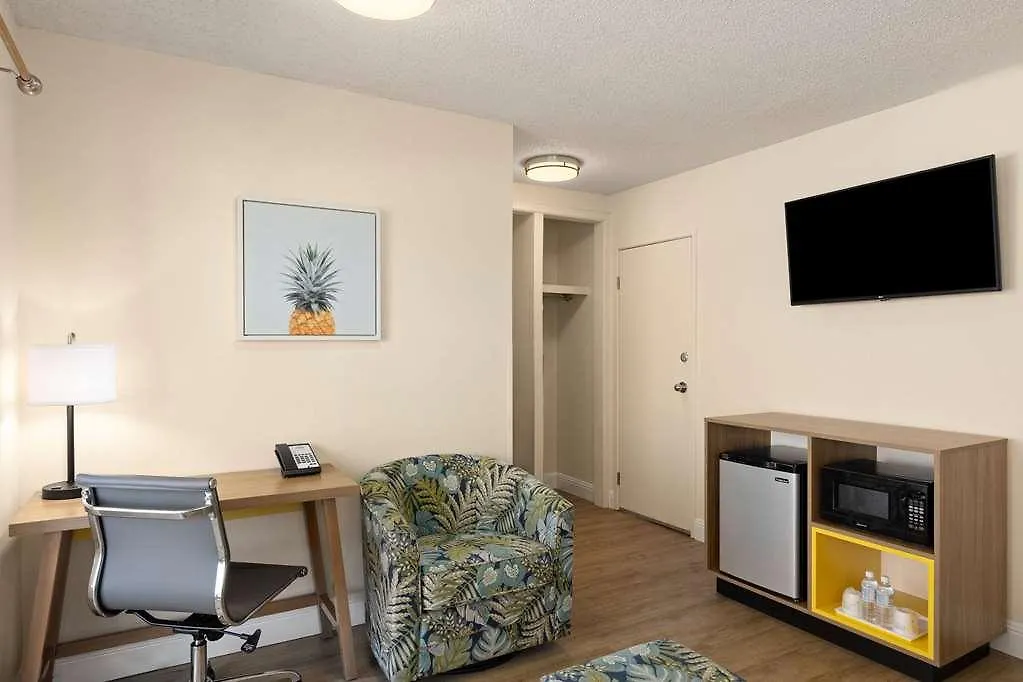 Days By Wyndham Maui Oceanfront 2*