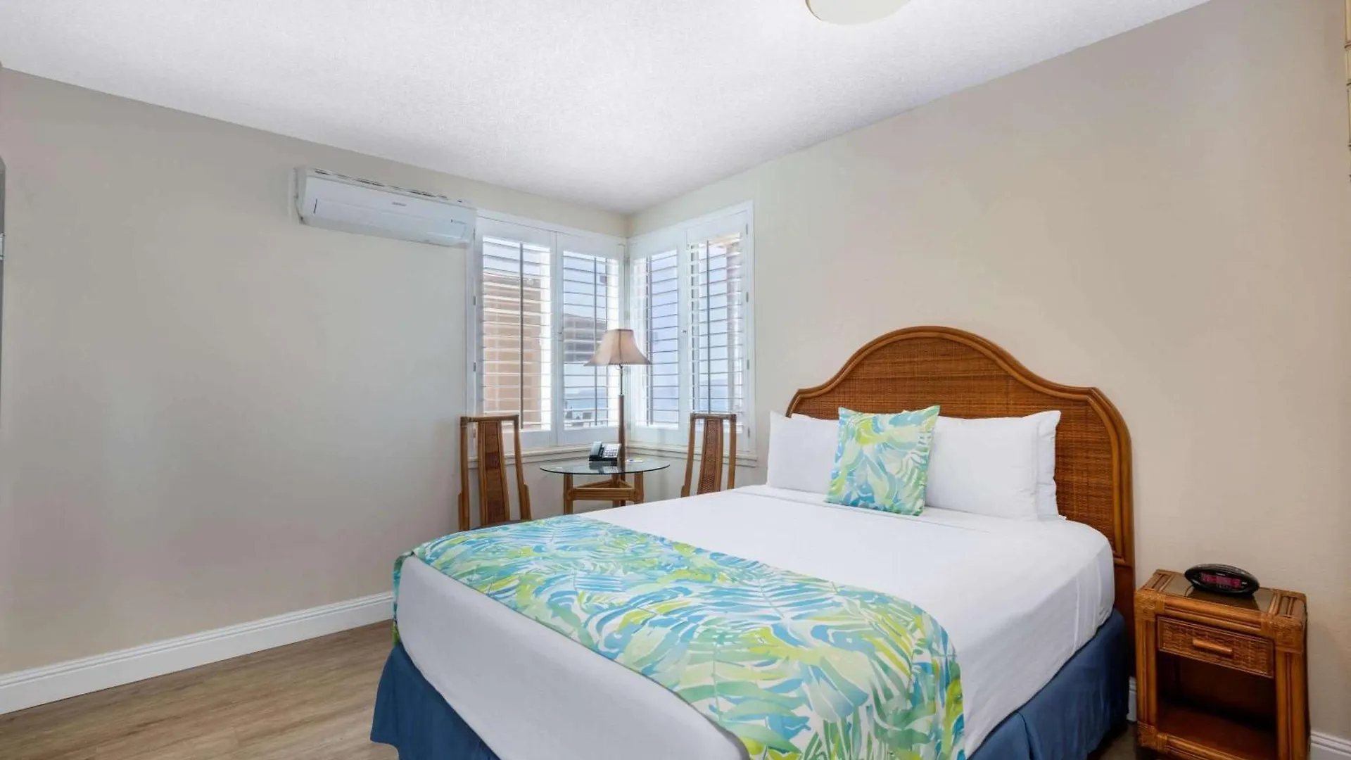 Days By Wyndham Maui Oceanfront Otel