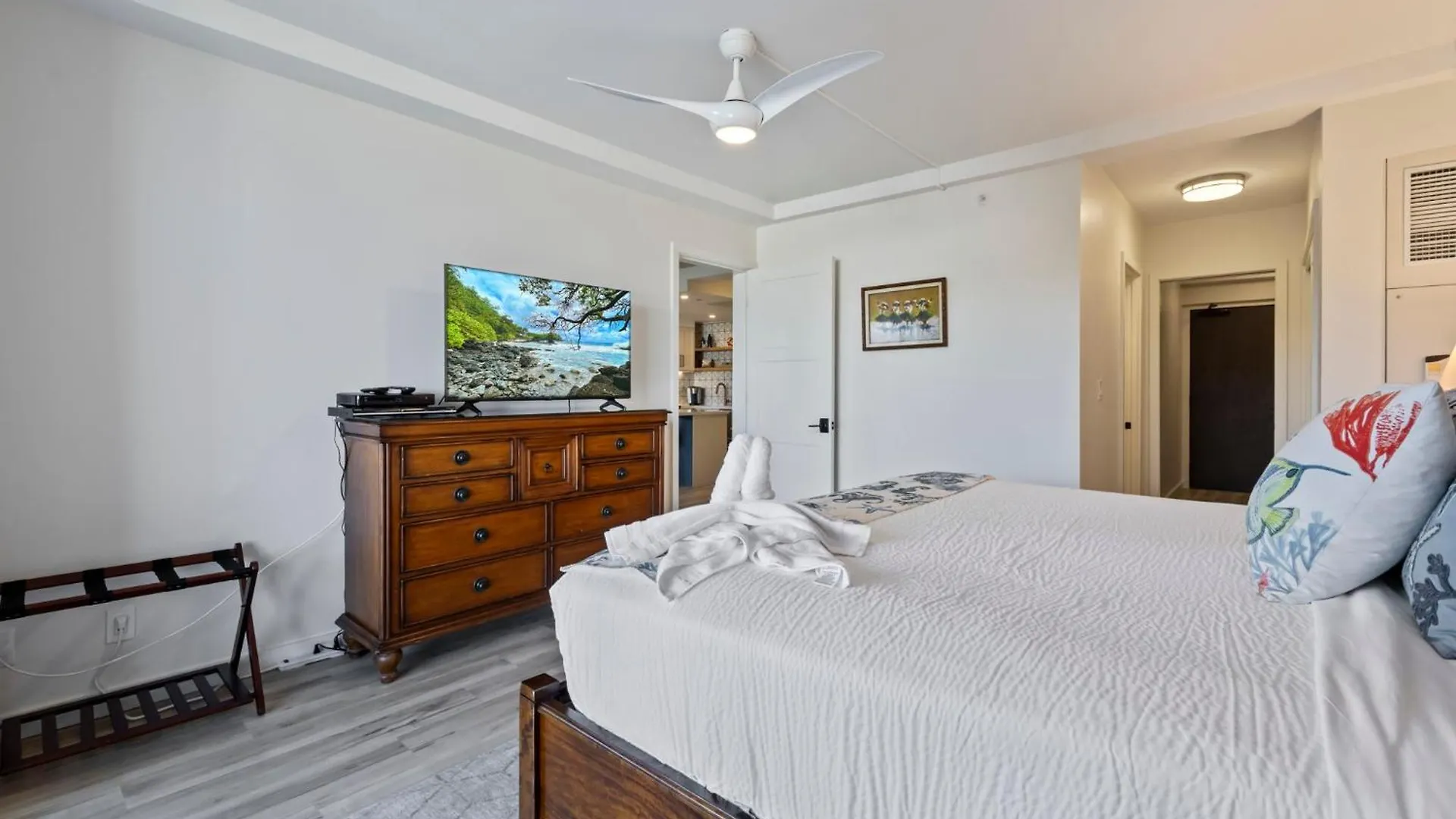 Whaler 508- Fully Remodeled Whaler Condo, Stunning Kaanapali Black Rock View