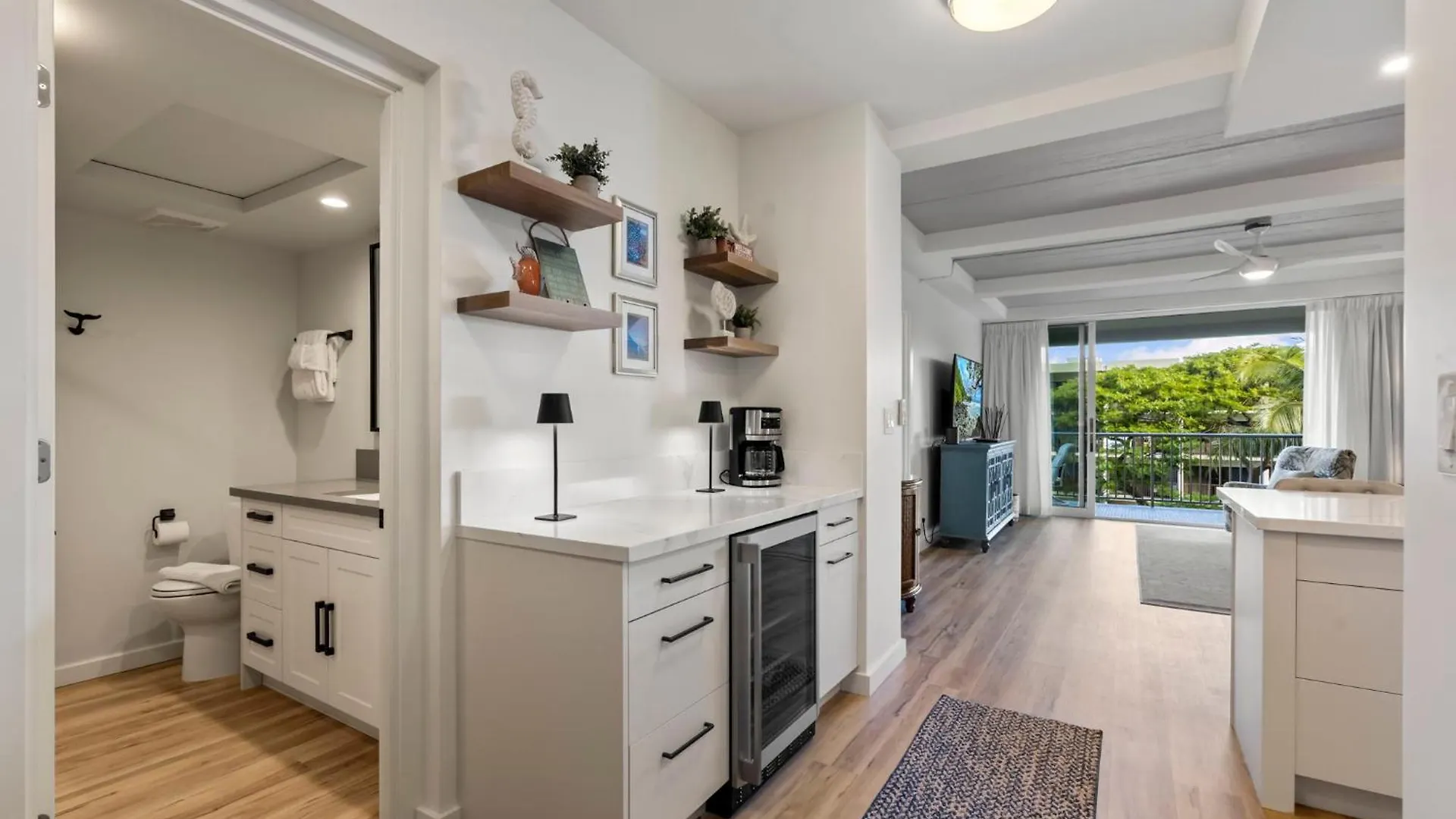 Whaler 508- Fully Remodeled Whaler Condo, Stunning Kaanapali Black Rock View Apartment