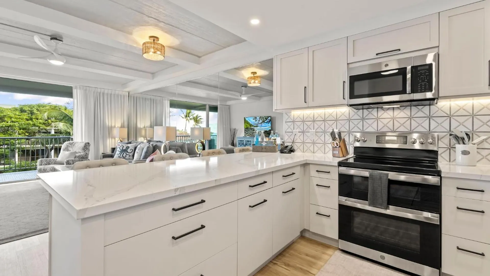 Whaler 508- Fully Remodeled Whaler Condo, Stunning Kaanapali Black Rock View Apartment
