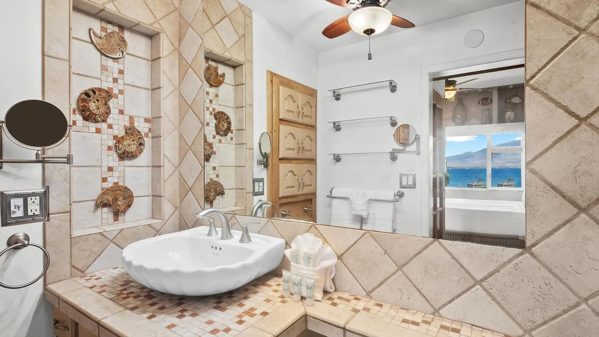 Menehune Shores 606 * キヘイ