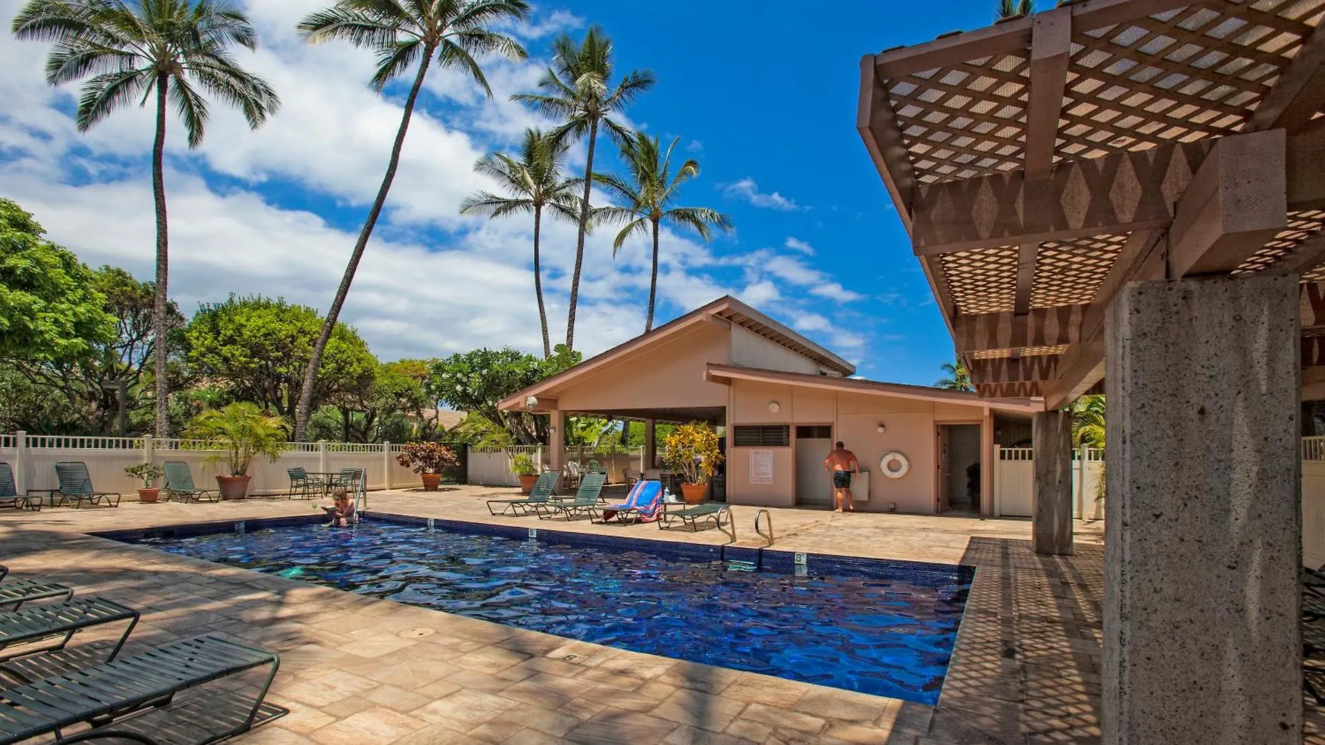Akahi D208 - Mch Kihei