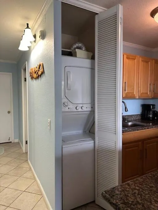 Maui Vista. 1 Bedroom Fully Furnished Across From Kam 1 Beach. Walking Distance To Restaurants And Shops. *