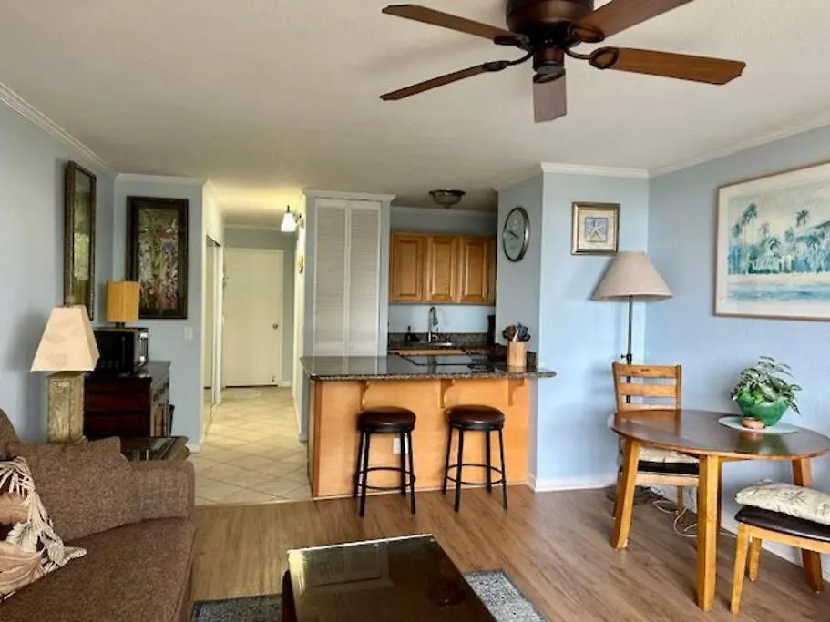 Maui Vista. 1 Bedroom Fully Furnished Across From Kam 1 Beach. Walking Distance To Restaurants And Shops. *