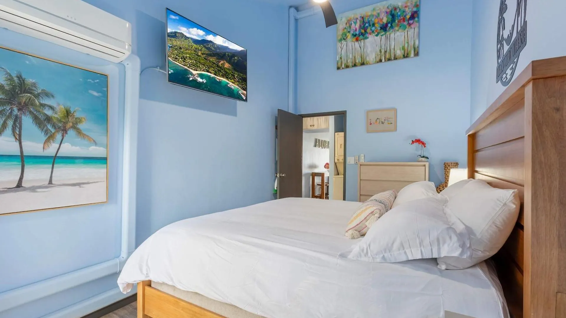 Bright Across From Pool Ac Sleeps 4